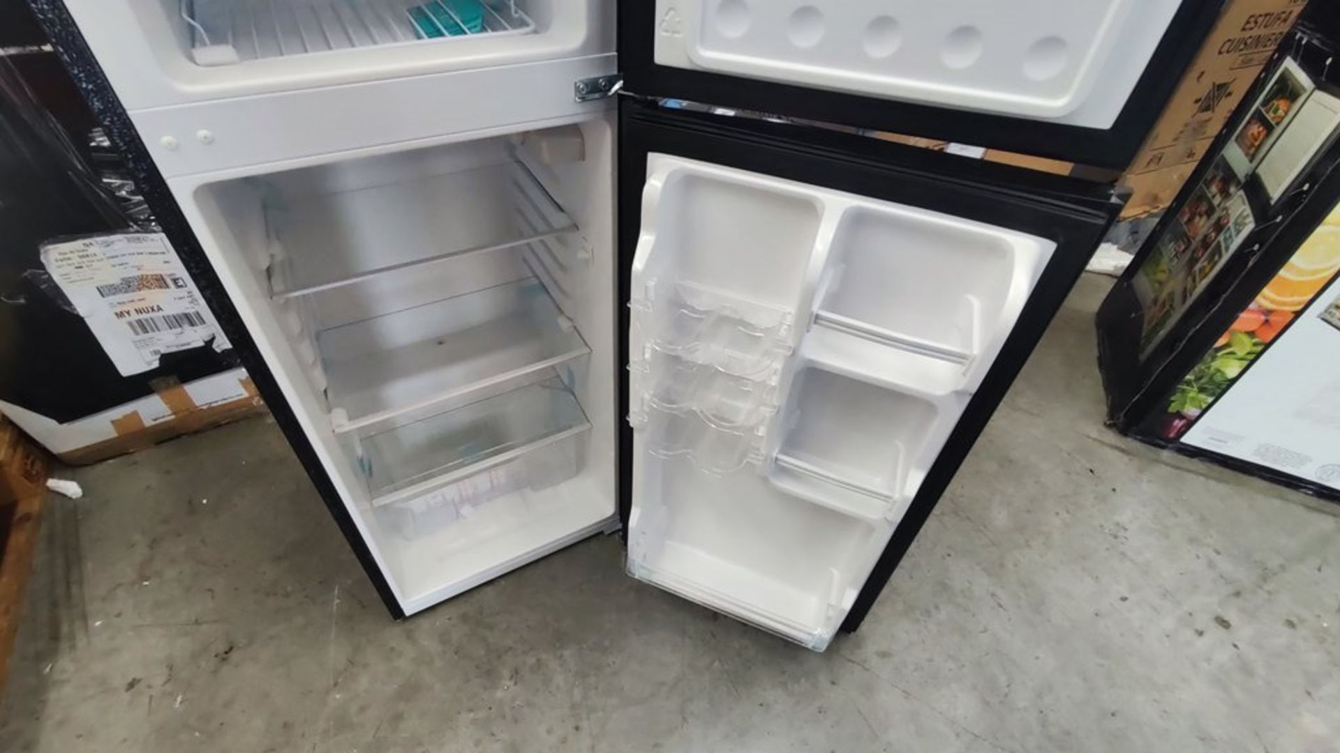 Lote Conformado por 2 Refrigeradores, Contiene; 1 Refrigerador Marca Igloo, Modelo IRF47DDGLSBK, Se - Image 10 of 22
