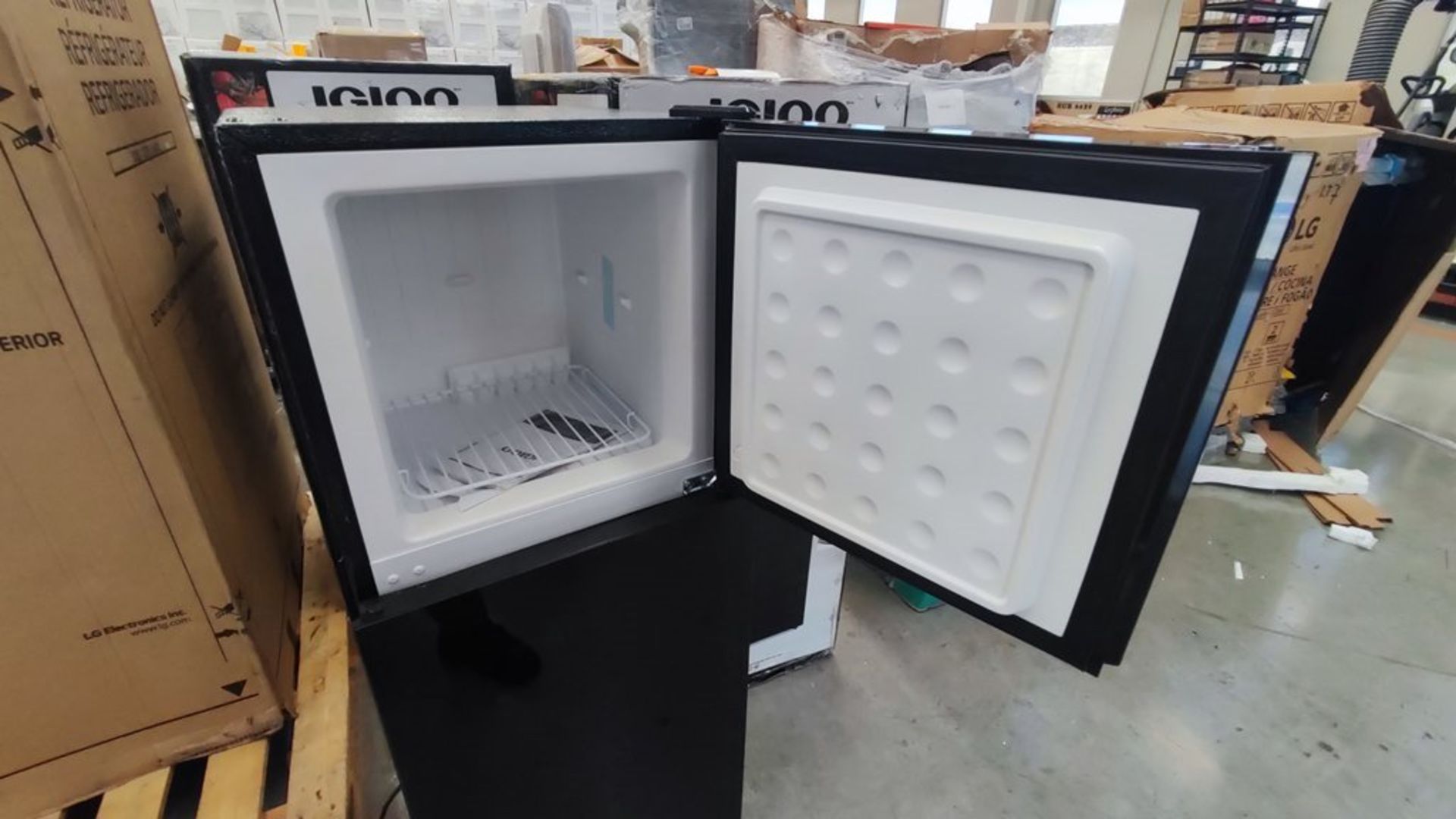 Lote Conformado por 2 Refrigeradores, Contiene; 1 Refrigerador Marca Igloo, Modelo IRF47DDGLSBK, Se - Image 8 of 21