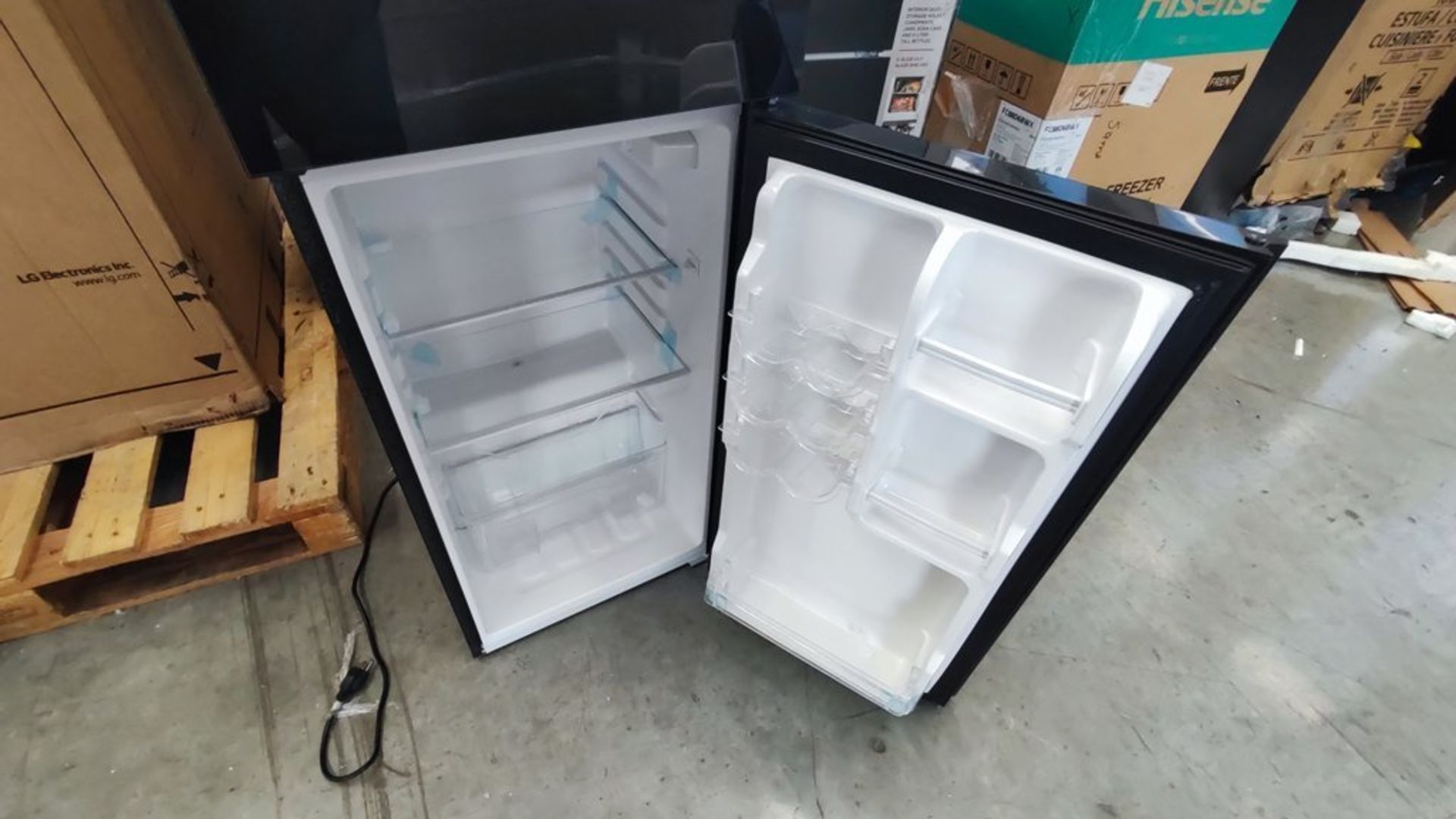 Lote Conformado por 2 Refrigeradores, Contiene; 1 Refrigerador Marca Igloo, Modelo IRF47DDGLSBK, Se - Image 10 of 21