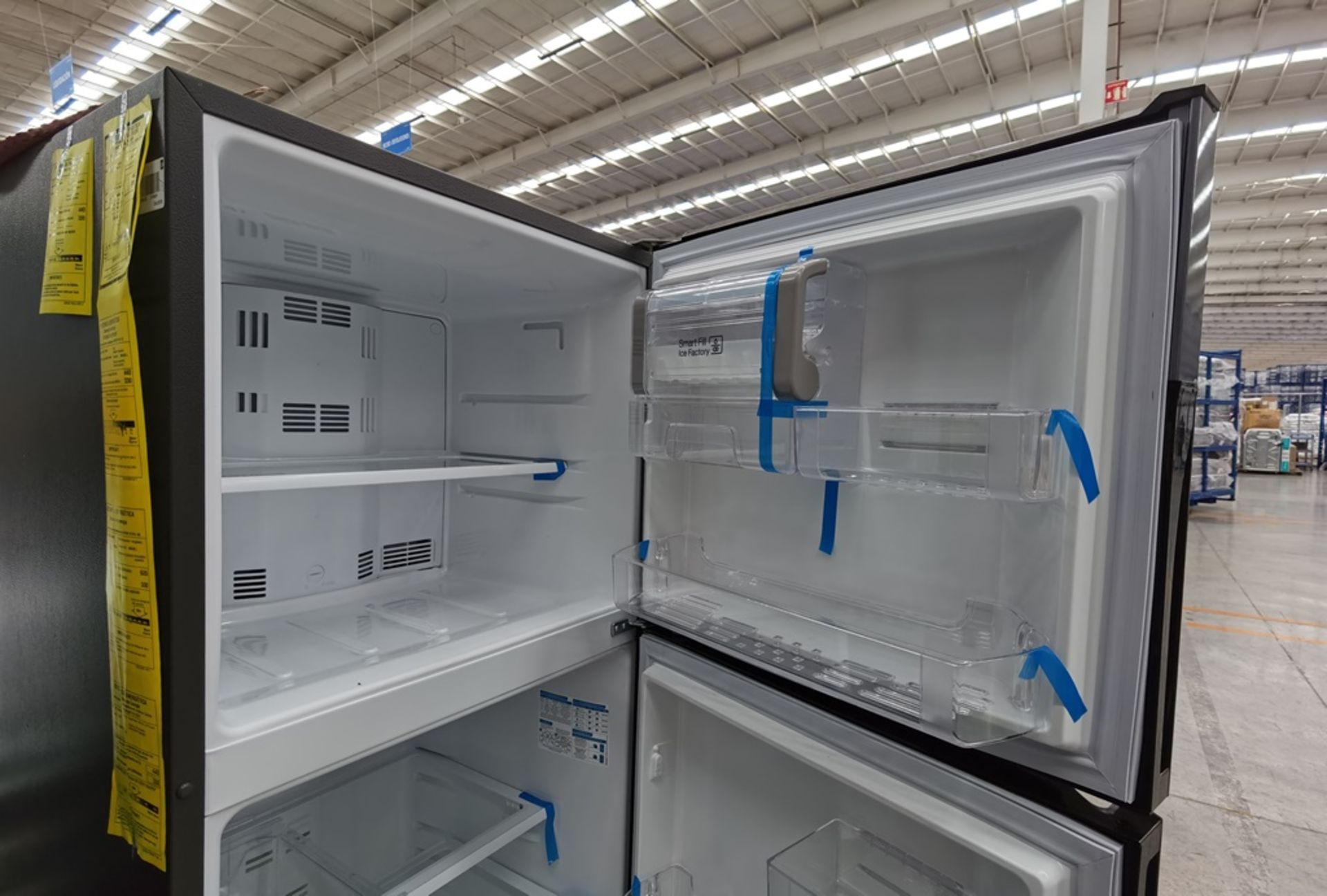 Lote de 2 refrigeradores conformado por: 1 Refrigerador maca Mabe Modelo RMS400IX, No de serie 2204 - Image 8 of 14