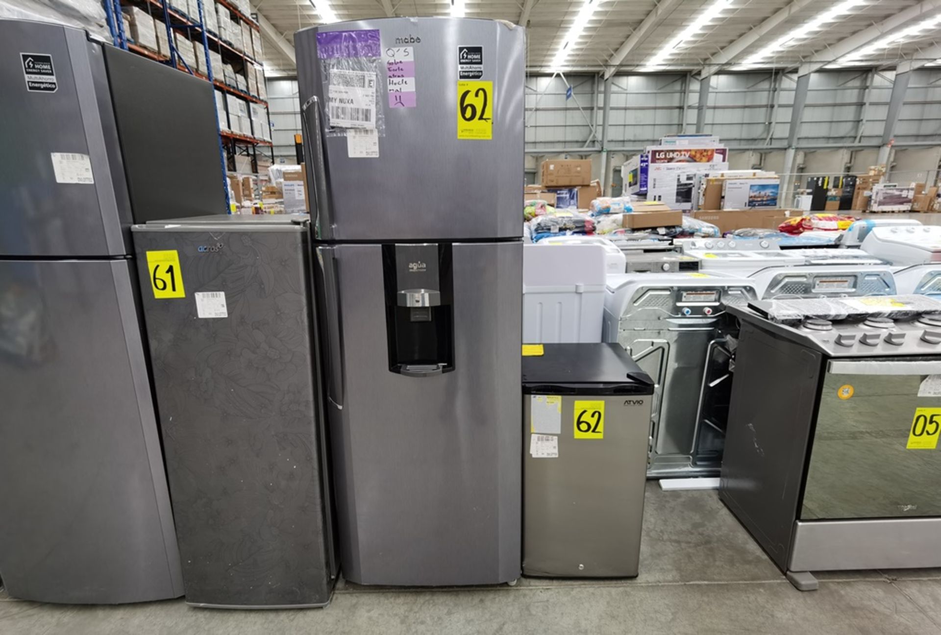 Lote de 2 refrigeradores conformado por: 1 Refrigerador con dispensador de agua Marca Mabe Modelo R