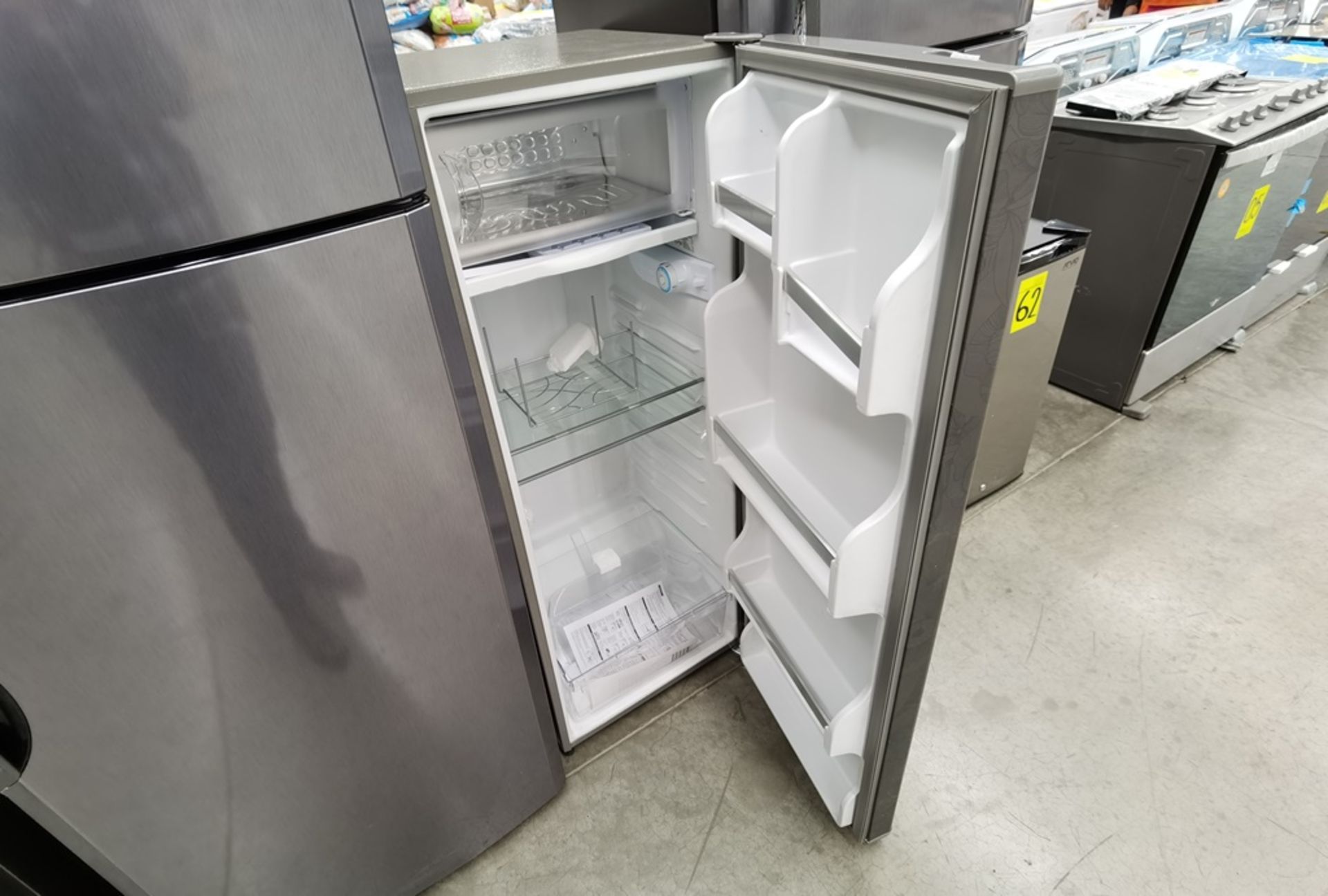 Lote de 2 refrigeradores conformado por: 1 Refrigerador maca Mabe Modelo RMS400IX, No de serie 2204 - Image 13 of 14