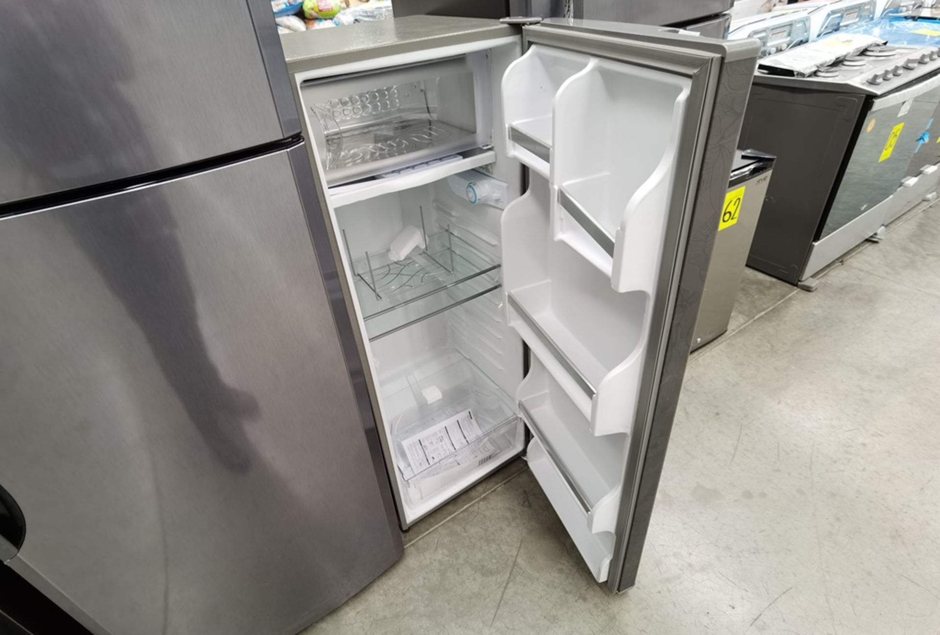 Lote de 2 refrigeradores conformado por: 1 Refrigerador maca Mabe Modelo RMS400IX, No de serie 2204 - Image 12 of 14