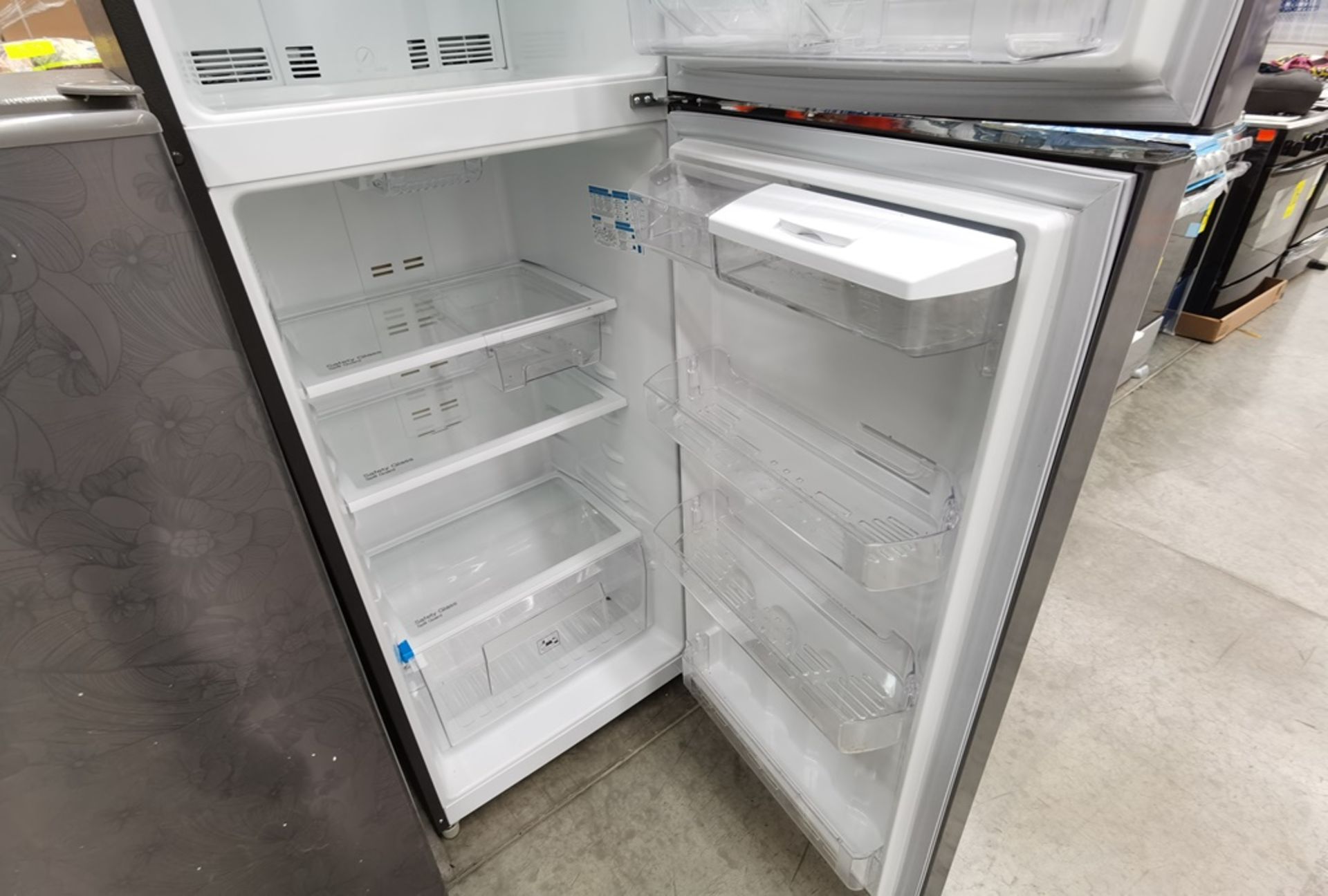 Lote de 2 refrigeradores conformado por: 1 Refrigerador con dispensador de agua Marca Mabe Modelo R - Image 10 of 13