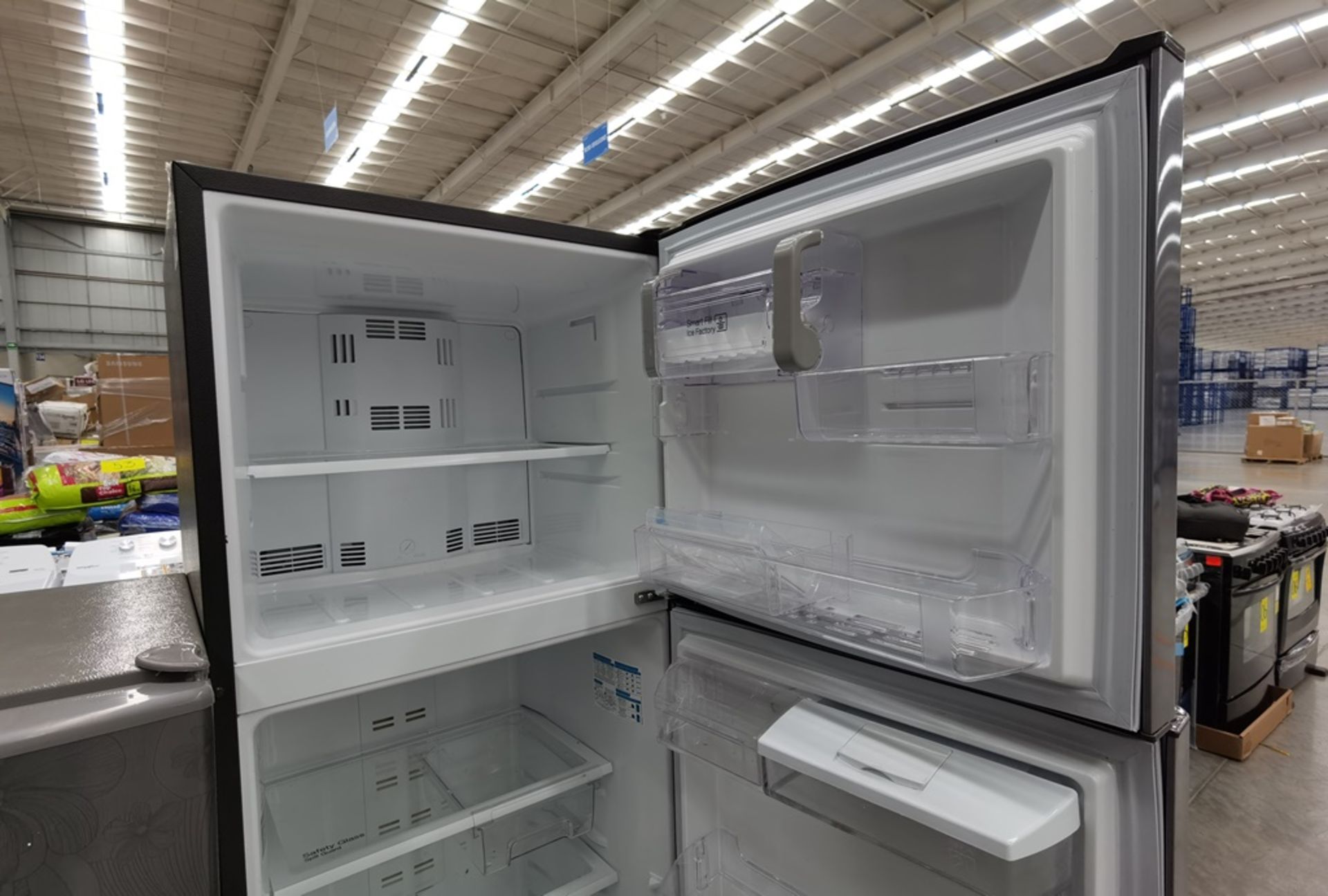 Lote de 2 refrigeradores conformado por: 1 Refrigerador con dispensador de agua Marca Mabe Modelo R - Image 8 of 13
