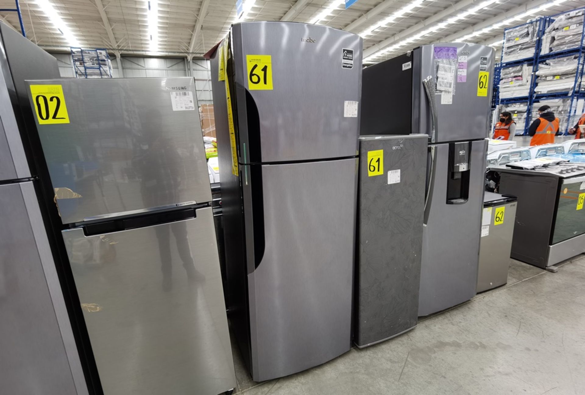 Lote de 2 refrigeradores conformado por: 1 Refrigerador maca Mabe Modelo RMS400IX, No de serie 2204 - Image 3 of 14