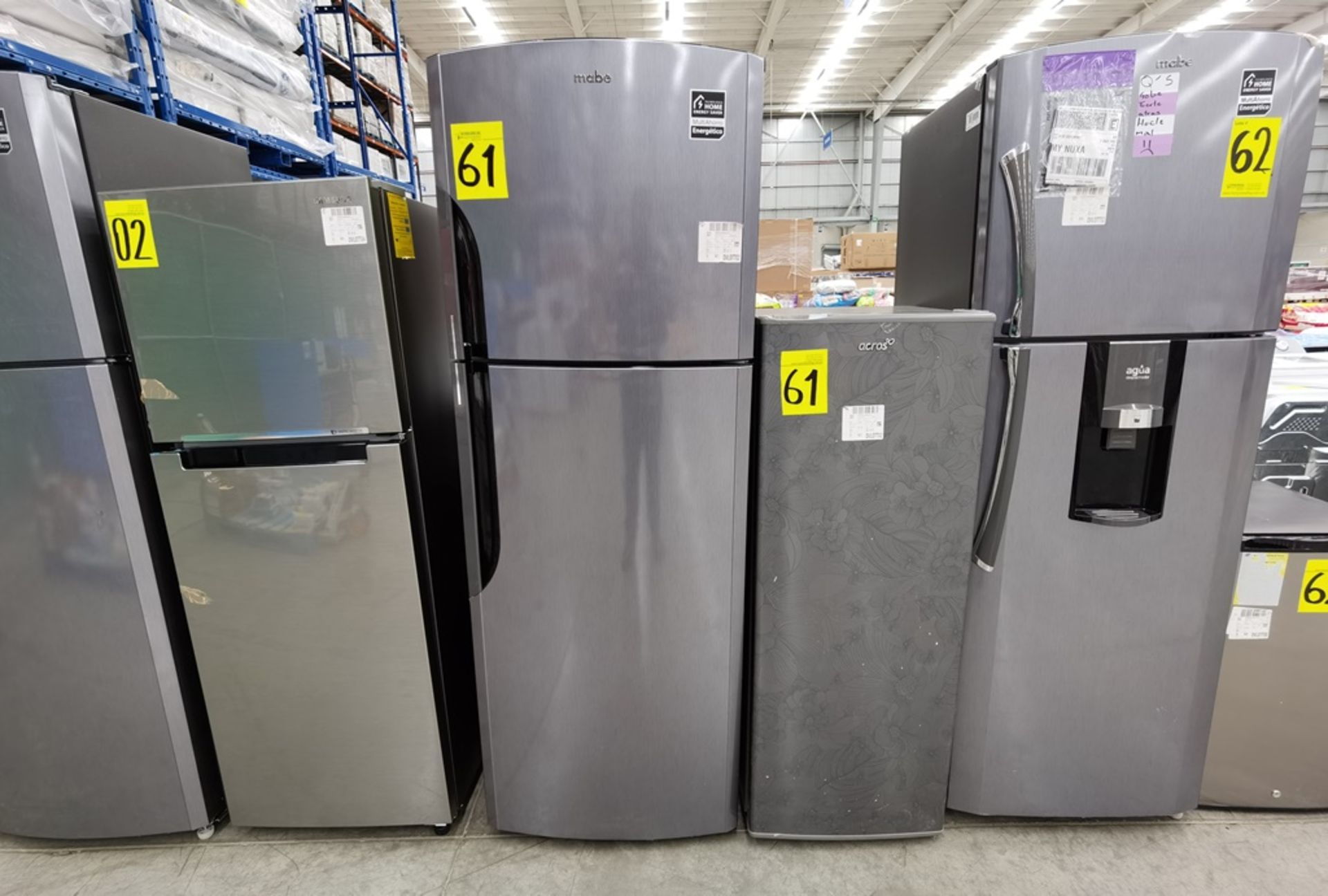 Lote de 2 refrigeradores conformado por: 1 Refrigerador maca Mabe Modelo RMS400IX, No de serie 2204