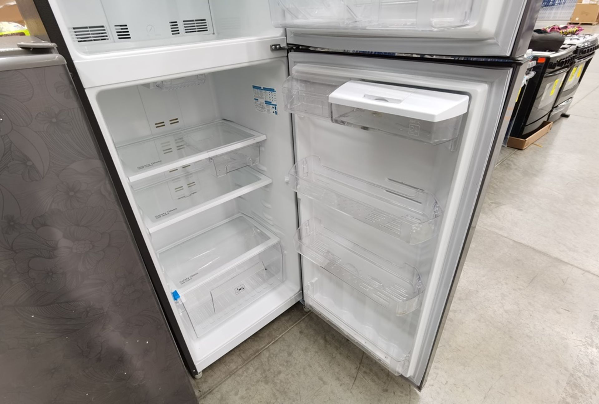 Lote de 2 refrigeradores conformado por: 1 Refrigerador con dispensador de agua Marca Mabe Modelo R - Image 9 of 13