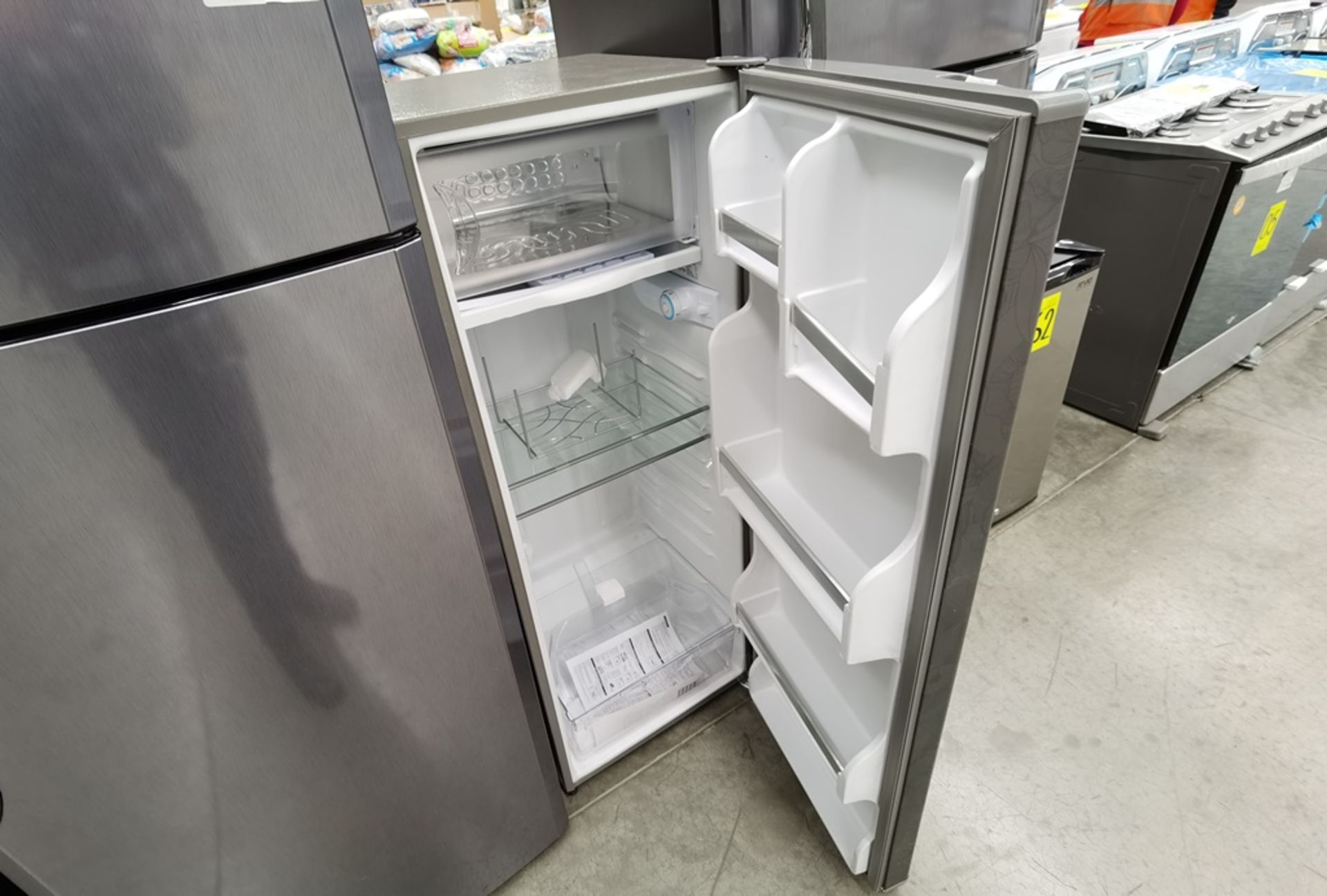 Lote de 2 refrigeradores conformado por: 1 Refrigerador maca Mabe Modelo RMS400IX, No de serie 2204 - Image 11 of 14