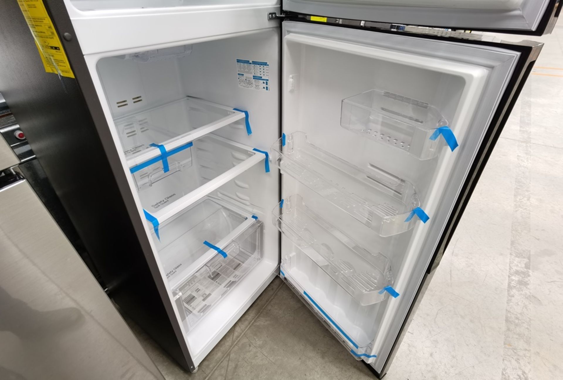 Lote de 2 refrigeradores conformado por: 1 Refrigerador maca Mabe Modelo RMS400IX, No de serie 2204 - Image 10 of 14