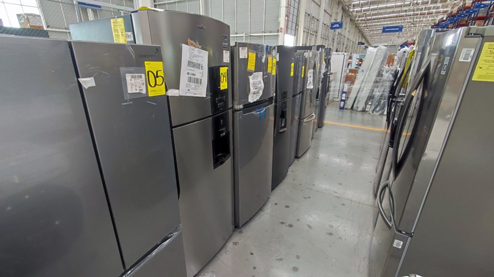 Lote de 2 Refrigeradores contiene: 1 Refrigerador Marca Whirlpool, Modelo WT1818A01, No de Serie VS - Image 4 of 15