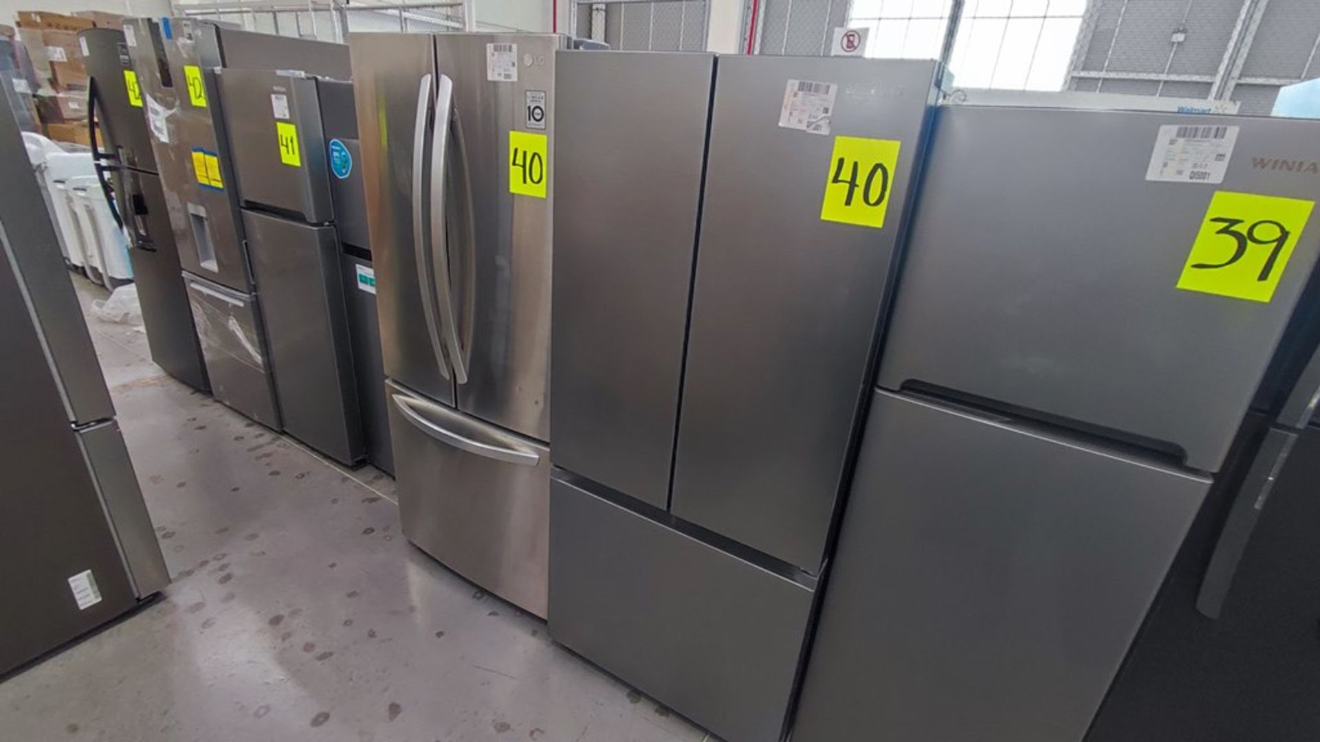 Lote de 2 Refrigeradores contiene: 1 Refrigerador Marca Samsung, Modelo RF22A401059, No de serie 0B - Image 7 of 11