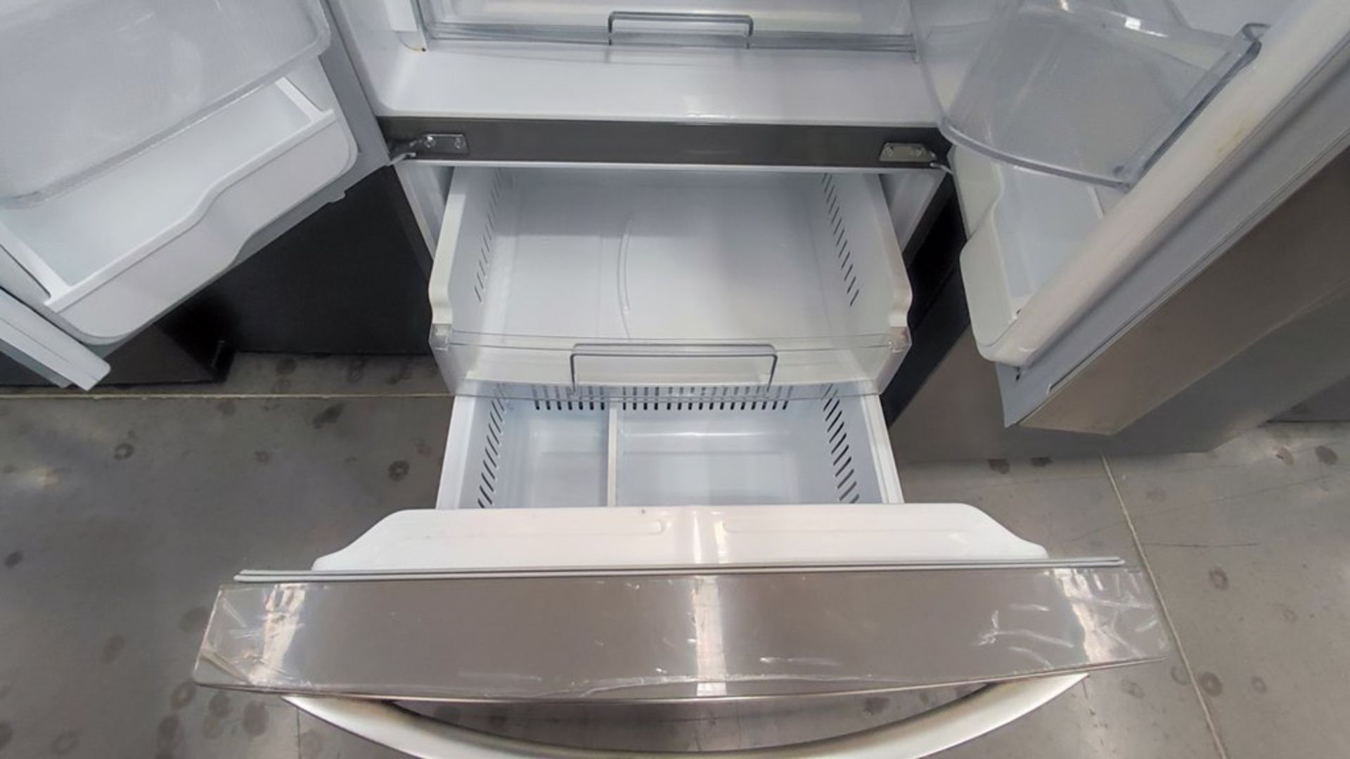 Lote de 2 Refrigeradores contiene: 1 Refrigerador Marca Samsung, Modelo RF22A401059, No de serie 0B - Image 5 of 11