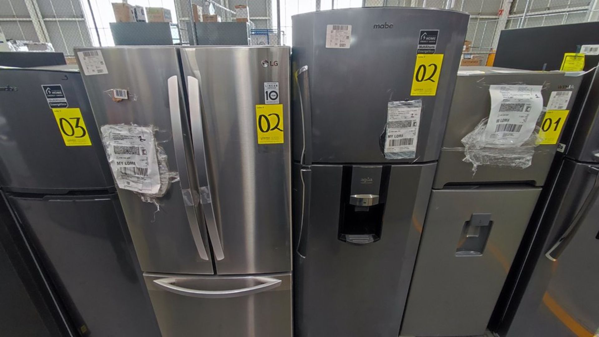 Lote de 2 refrigeradores contiene: 1 Refrigerador Marca Mabe, Modelo RMT400RY, No de serie 2201B410