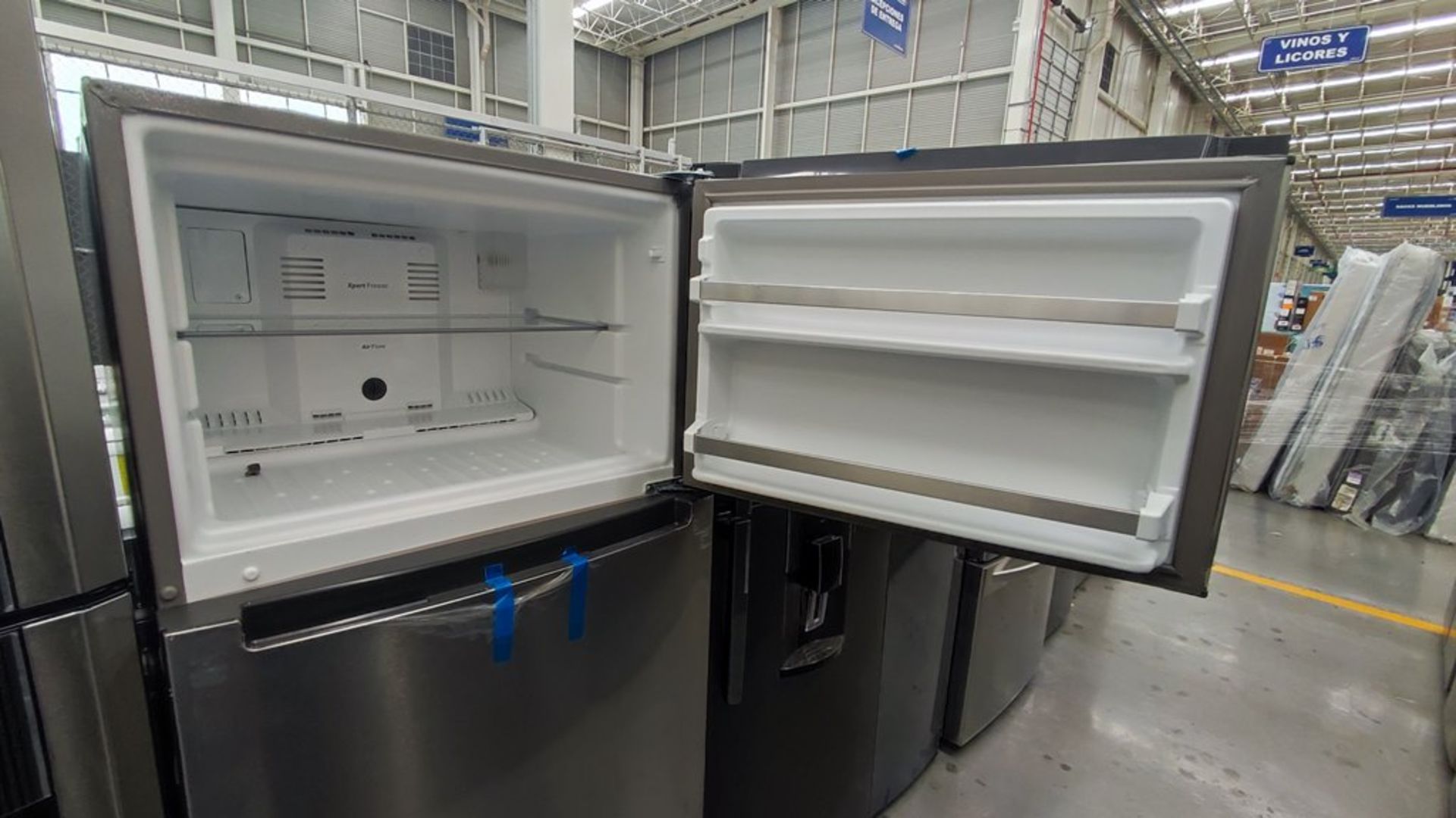 Lote de 2 Refrigeradores contiene: 1 Refrigerador Marca Whirlpool, Modelo WT1818A01, No de Serie VS - Image 7 of 15