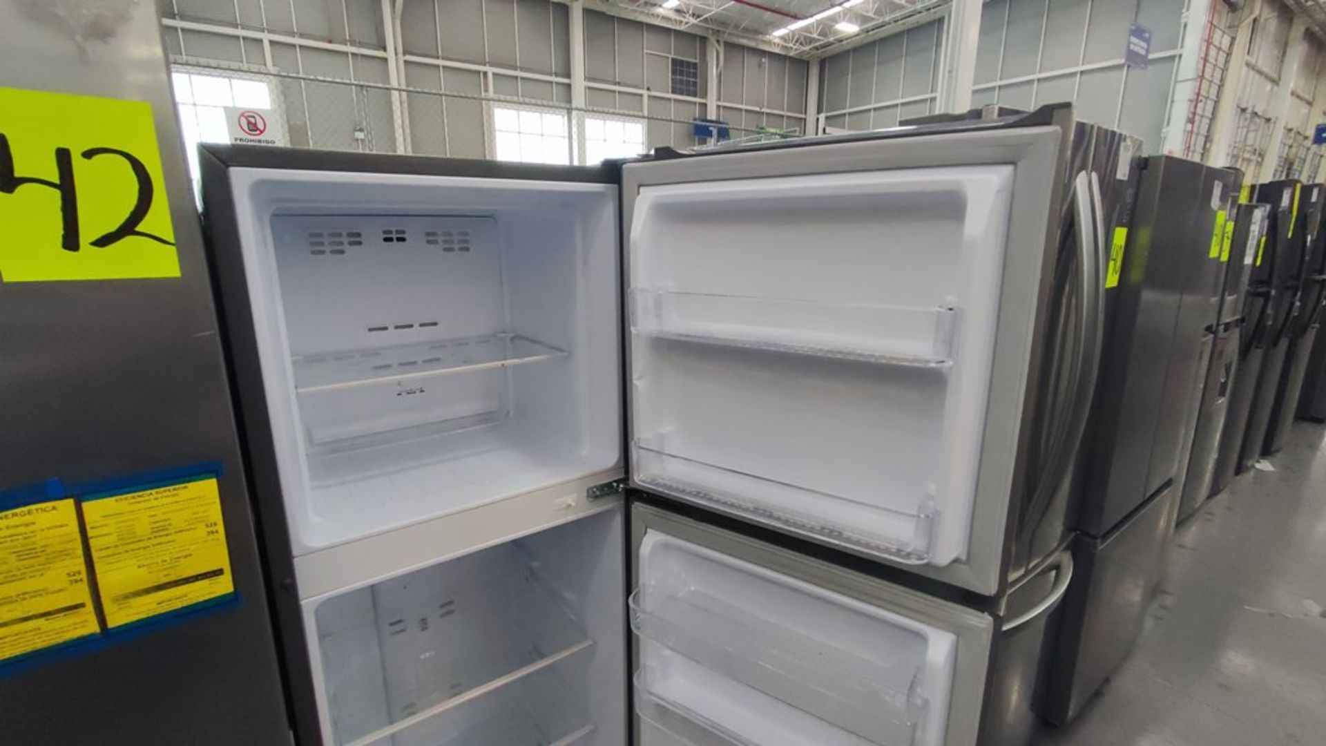 Lote de 2 Refrigeradores contiene: 1 Refrigerador Marca Hisense Modelo BCYNY, No de serie 1B0205Z00 - Image 4 of 11