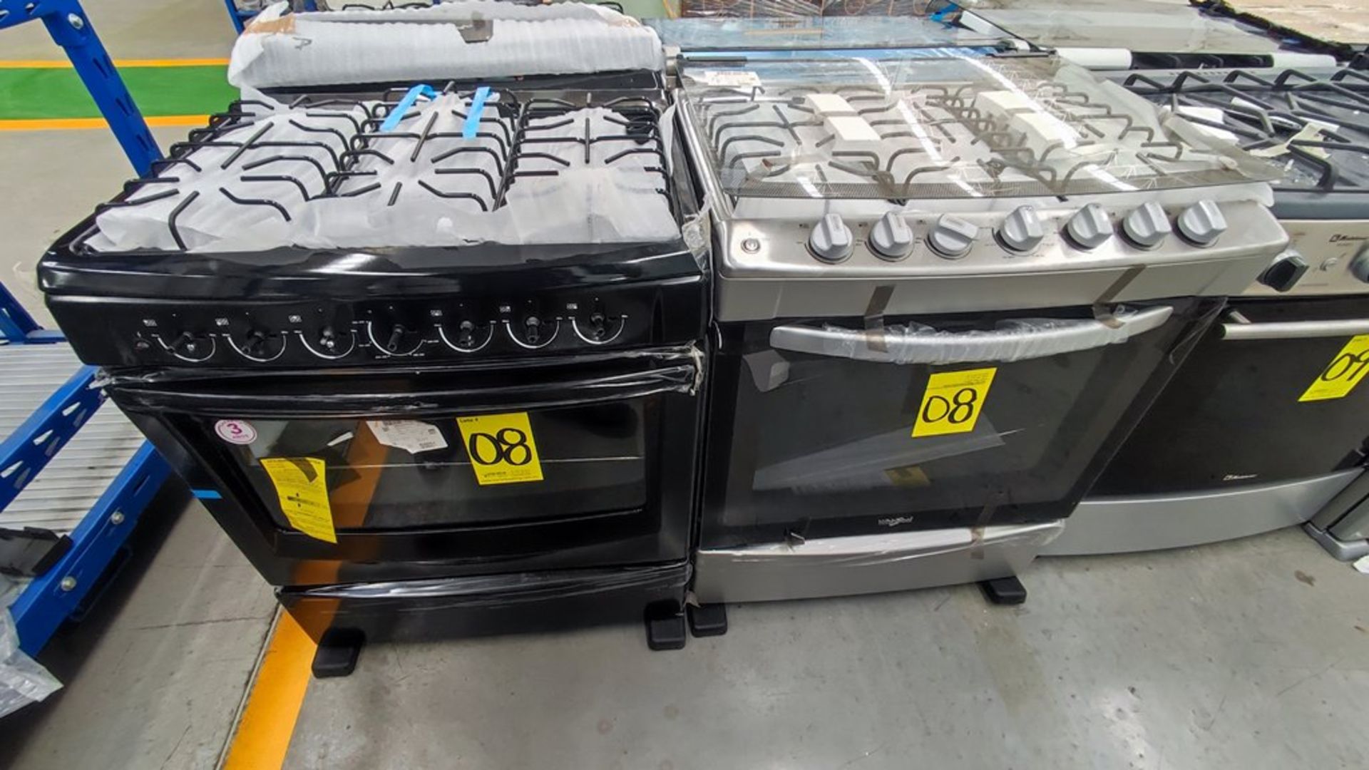 Lote de 2 Estufas contiene: 1 Estufa de 6 Quemadores Marca Whirlpool, Modelo AF5001Z00, No de serie - Image 2 of 11