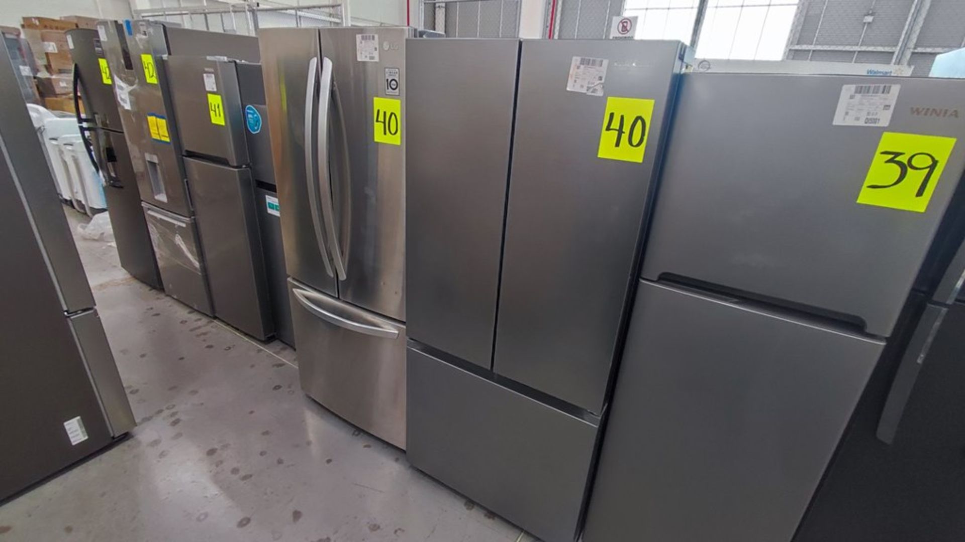 Lote de 2 Refrigeradores contiene: 1 Refrigerador Marca Samsung, Modelo RF22A401059, No de serie 0B - Image 2 of 11