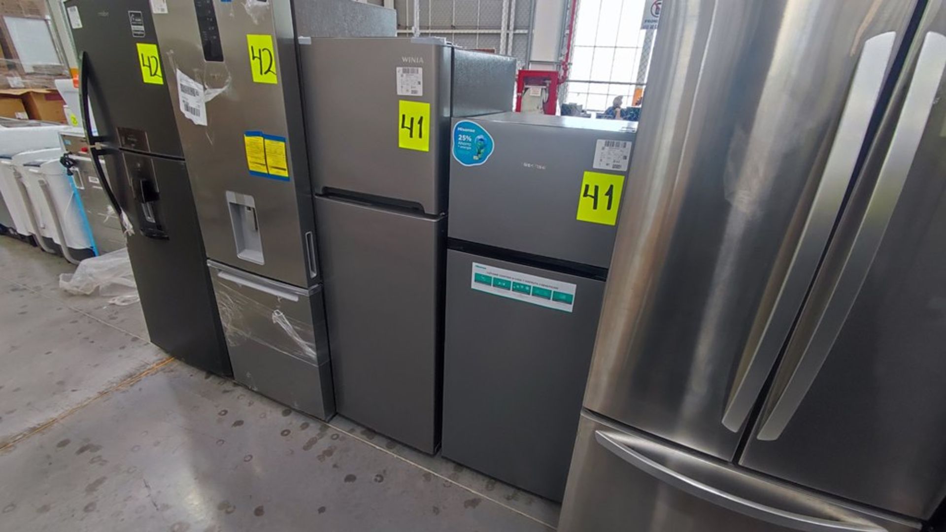 Lote de 2 Refrigeradores contiene: 1 Refrigerador Marca Hisense Modelo BCYNY, No de serie 1B0205Z00 - Image 7 of 11
