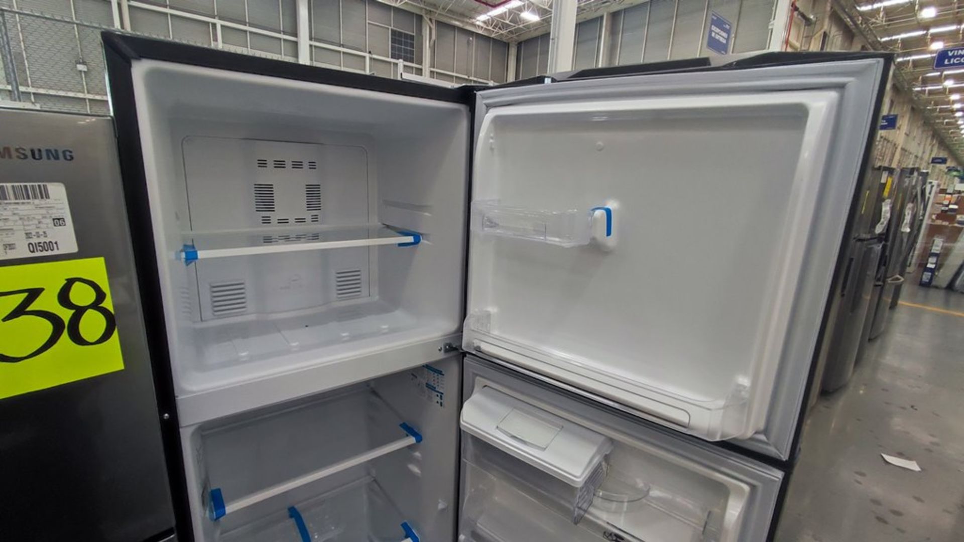 Lote de 2 Refrigeradores contiene: 1 Refrigerador Marca Mabe, Modelo RMA300FJMR, No de serie 2205B7 - Image 5 of 11