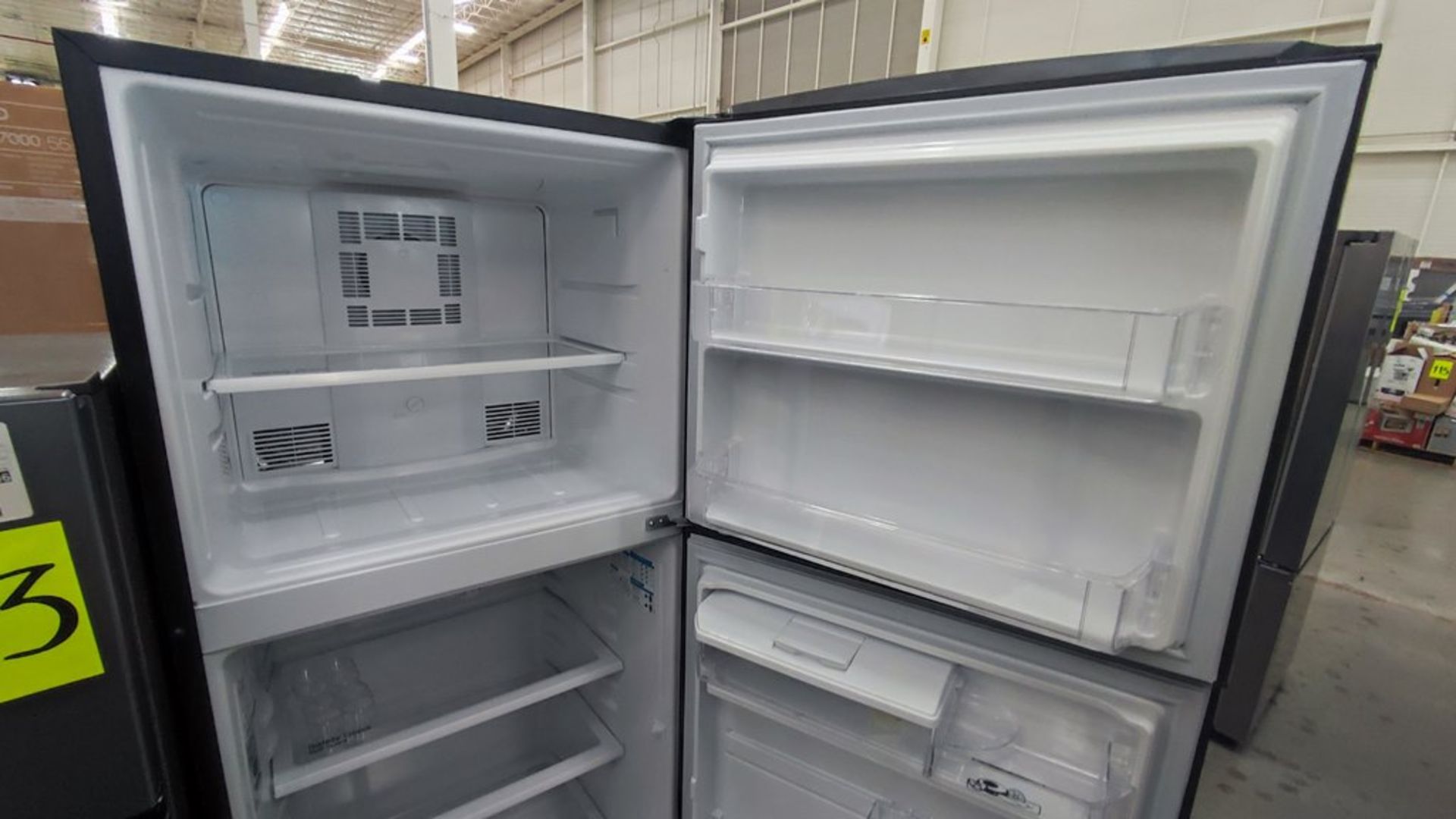 Lote de 2 Refrigeradores contiene: 1 Refrigerador Marca Mabe, Modelo RME360FD, No de serie 2206B511 - Image 9 of 11