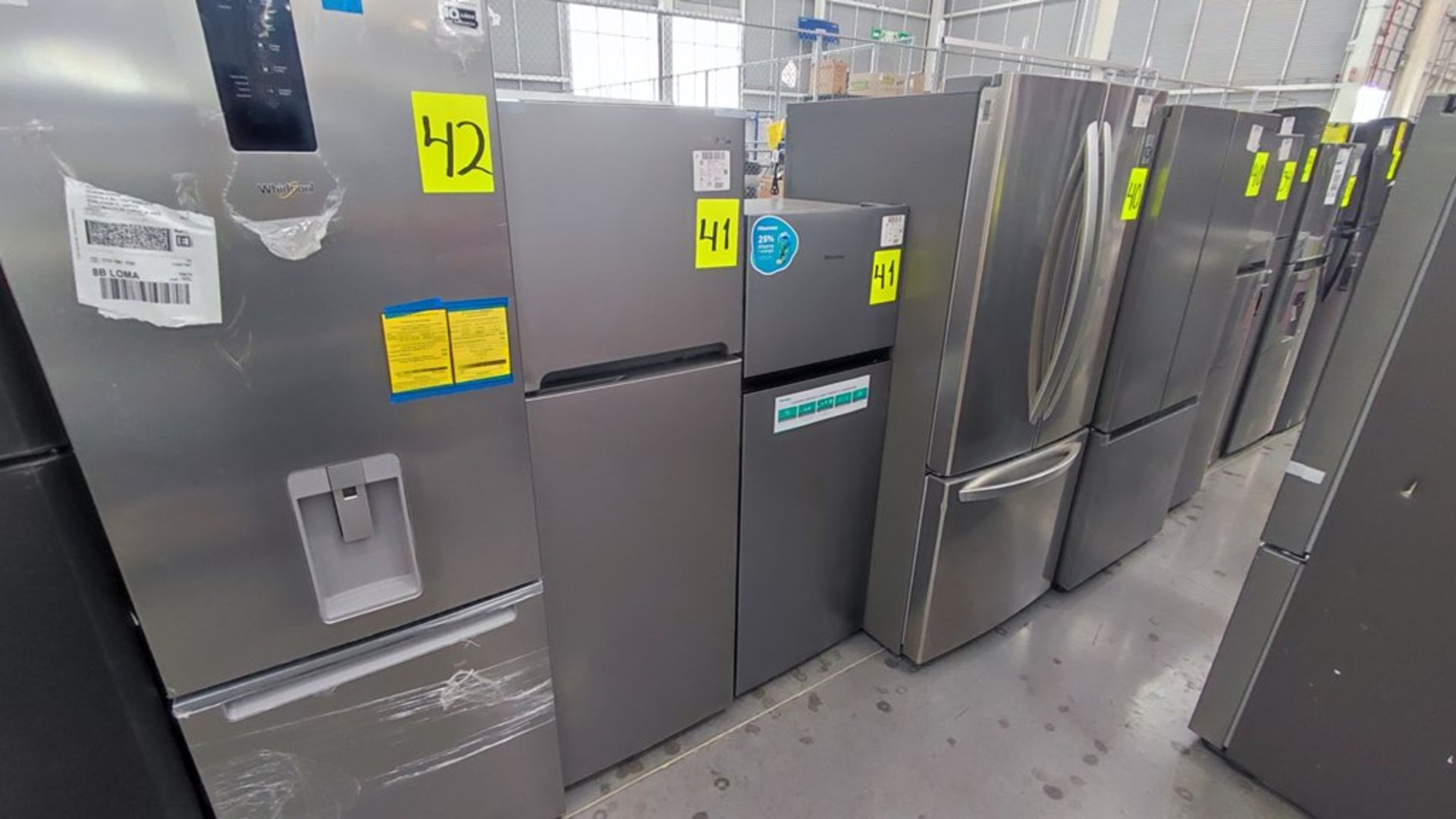 Lote de 2 Refrigeradores contiene: 1 Refrigerador Marca Hisense Modelo BCYNY, No de serie 1B0205Z00 - Image 8 of 11