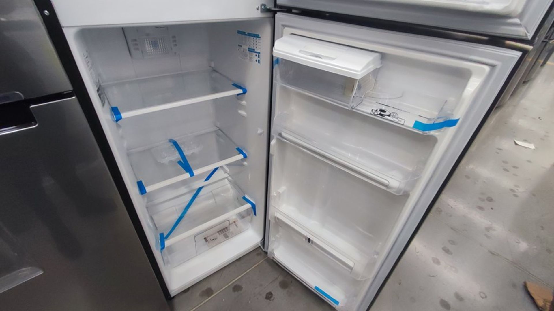 Lote de 2 Refrigeradores contiene: 1 Refrigerador Marca Mabe, Modelo RMA300FJMR, No de serie 2205B7 - Image 10 of 11