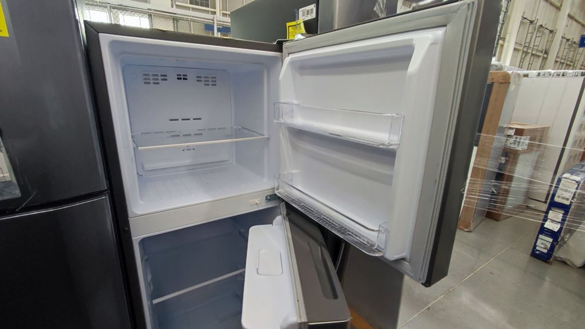 Lote de 2 refrigeradores contiene: 1 Refrigerador Marca Mabe, Modelo RMT400RY, No de serie 2202B401 - Image 11 of 15
