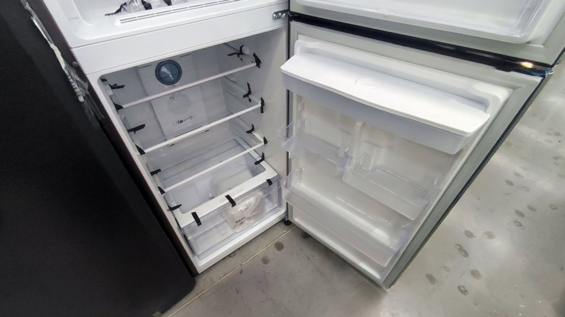 Lote de 2 Refrigeradores contiene: 1 Refrigerador Marca Mabe, Modelo RMA300FJMR, No de serie 2205B7 - Image 9 of 11