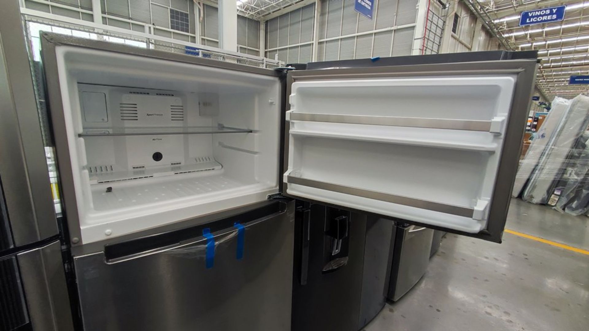 Lote de 2 Refrigeradores contiene: 1 Refrigerador Marca Whirlpool, Modelo WT1818A01, No de Serie VS - Image 8 of 15