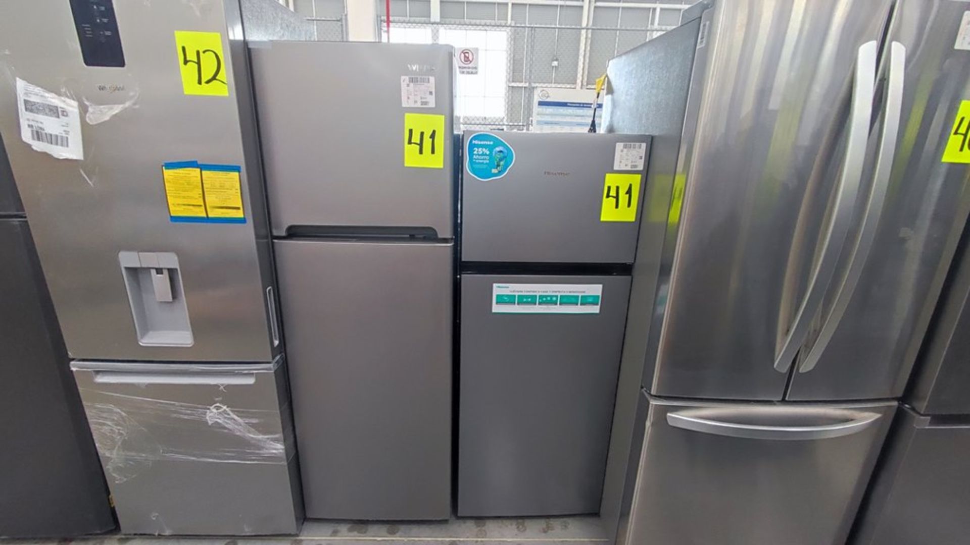 Lote de 2 Refrigeradores contiene: 1 Refrigerador Marca Hisense Modelo BCYNY, No de serie 1B0205Z00