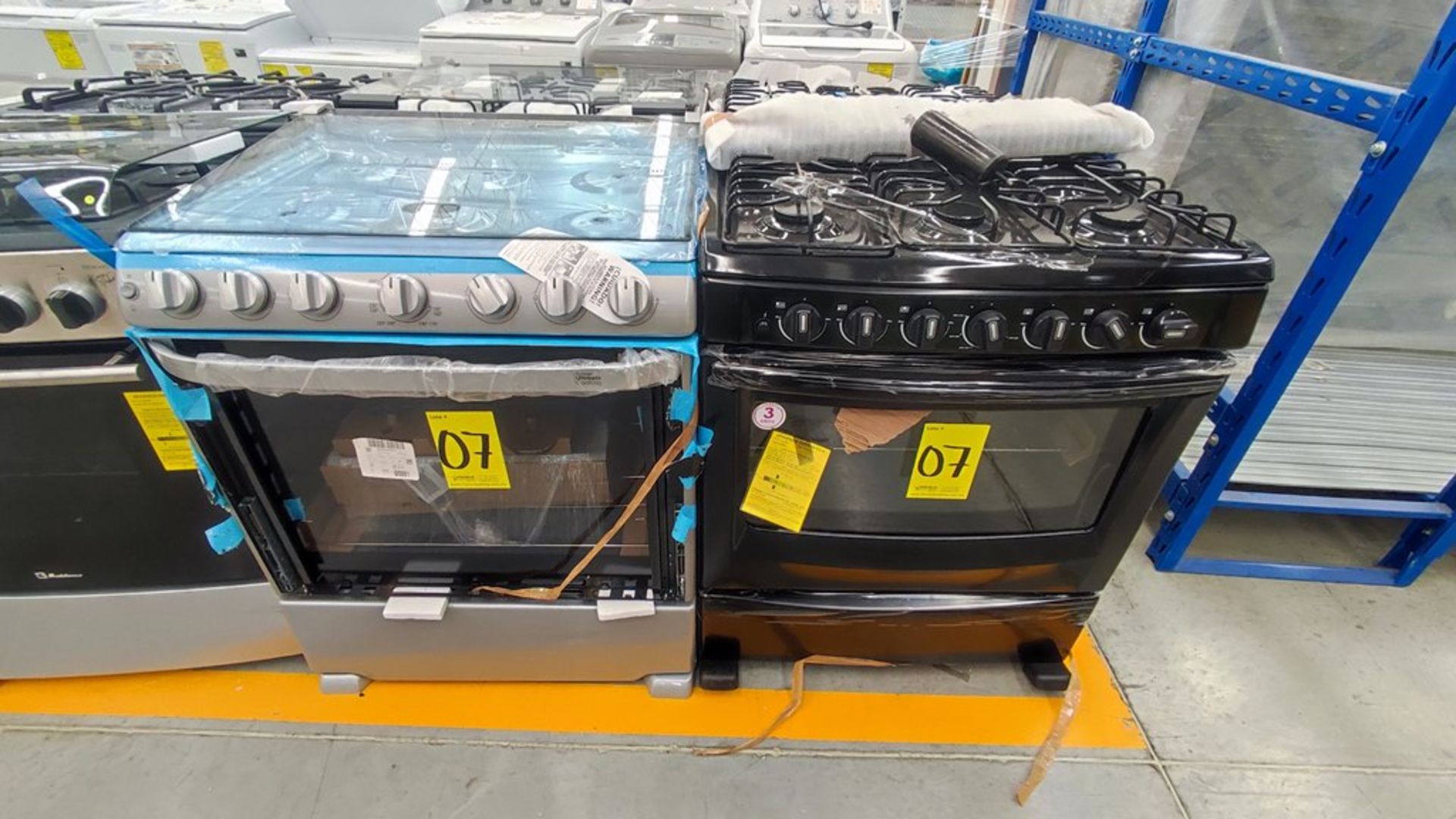 Lote de 2 Estufas contiene: 1 Estufa de 6 Quemadores Marca Whirlpool, Modelo AF5001Z00, No de serie - Image 2 of 11