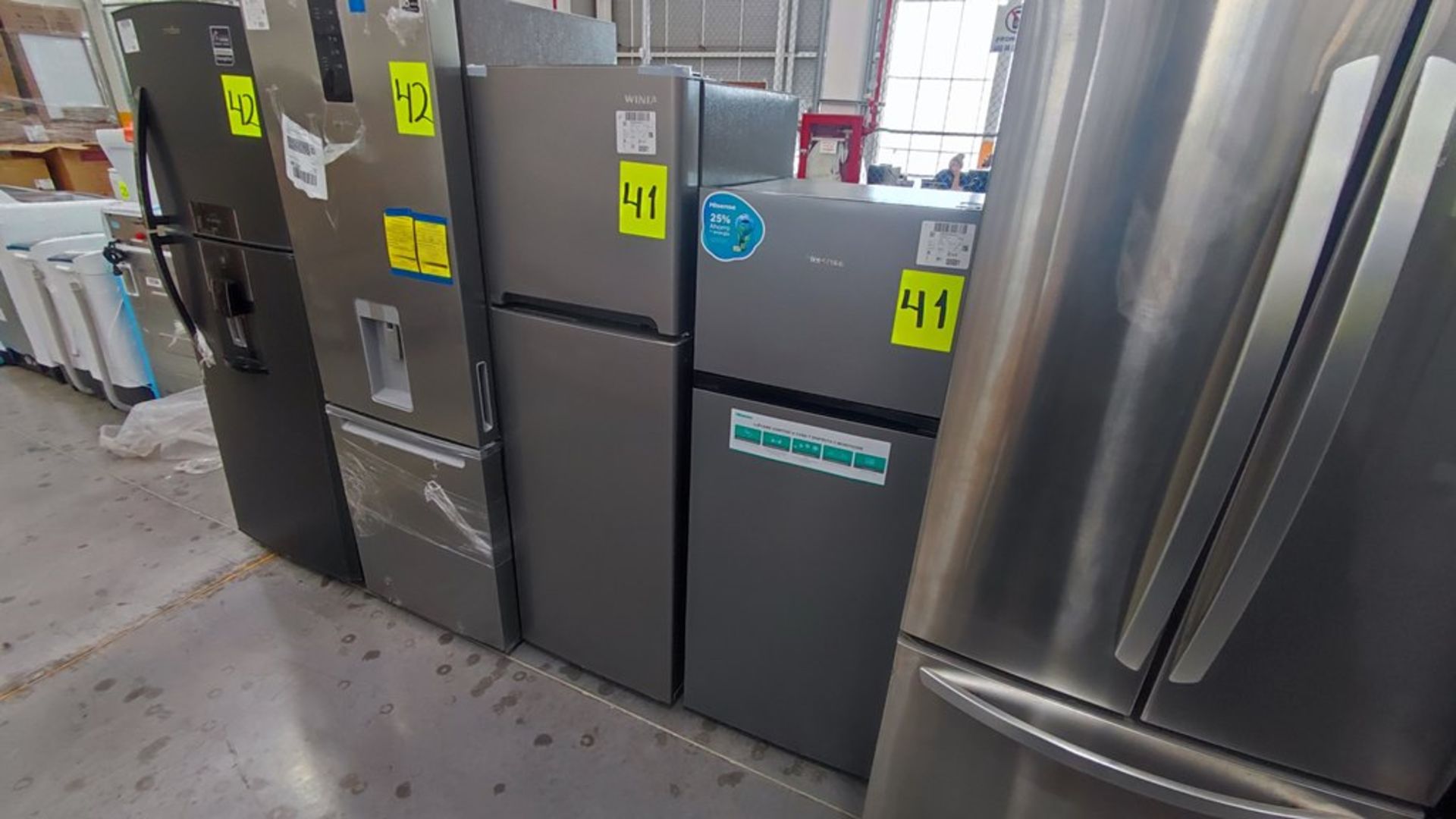 Lote de 2 Refrigeradores contiene: 1 Refrigerador Marca Hisense Modelo BCYNY, No de serie 1B0205Z00 - Image 2 of 11