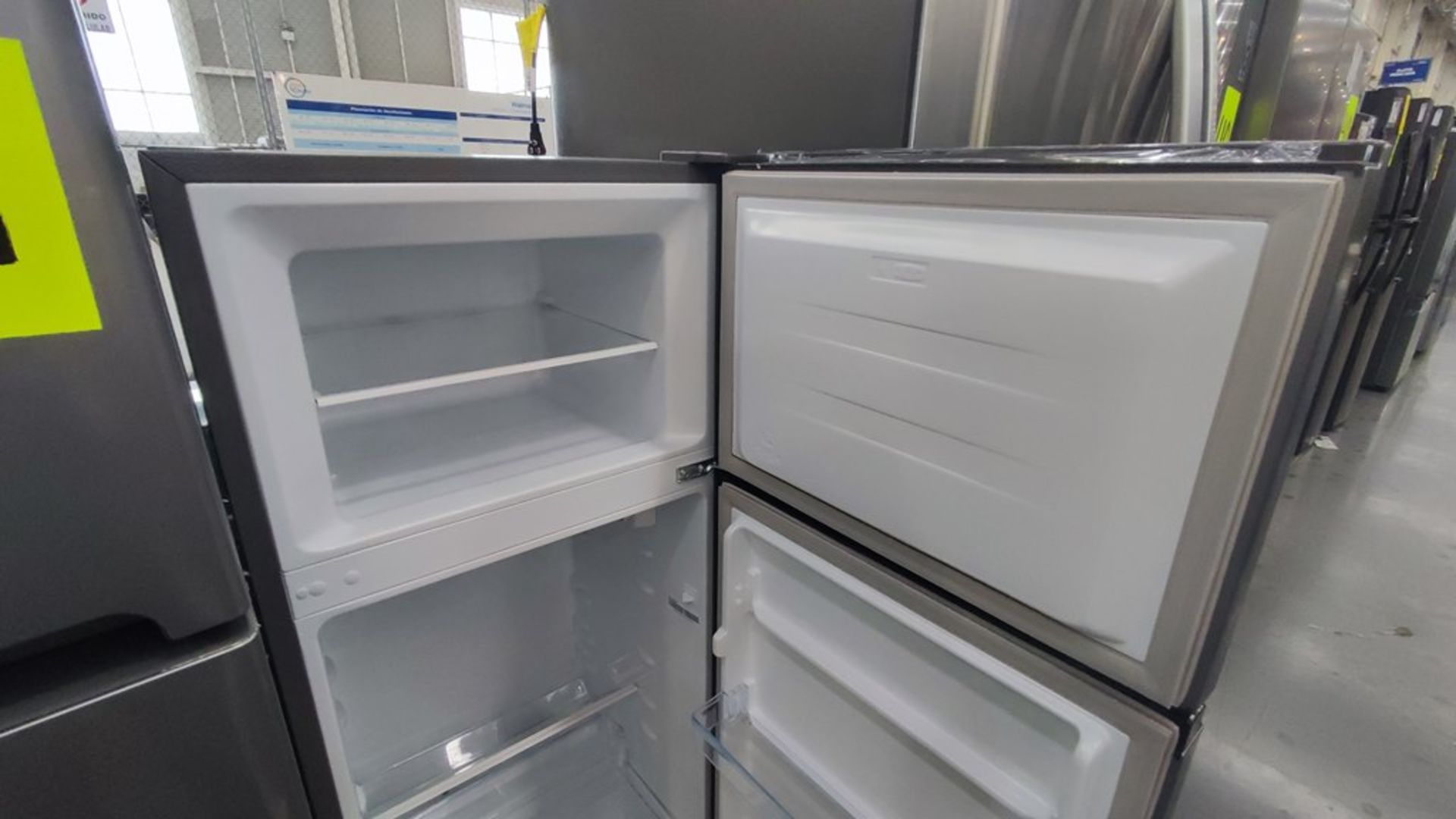 Lote de 2 Refrigeradores contiene: 1 Refrigerador Marca Hisense Modelo BCYNY, No de serie 1B0205Z00 - Image 9 of 11