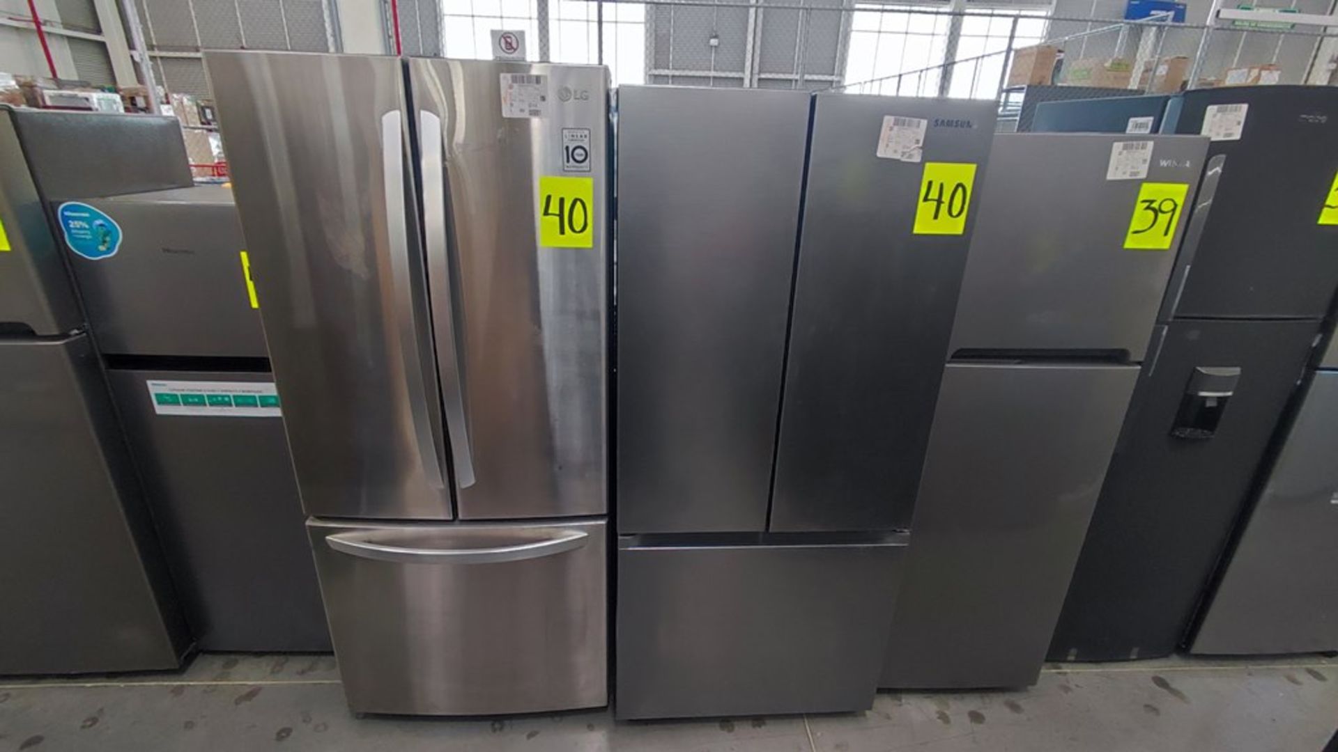 Lote de 2 Refrigeradores contiene: 1 Refrigerador Marca Samsung, Modelo RF22A401059, No de serie 0B