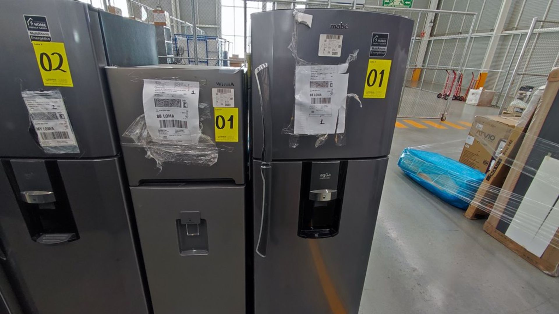 Lote de 2 refrigeradores contiene: 1 Refrigerador Marca Mabe, Modelo RMT400RY, No de serie 2202B401