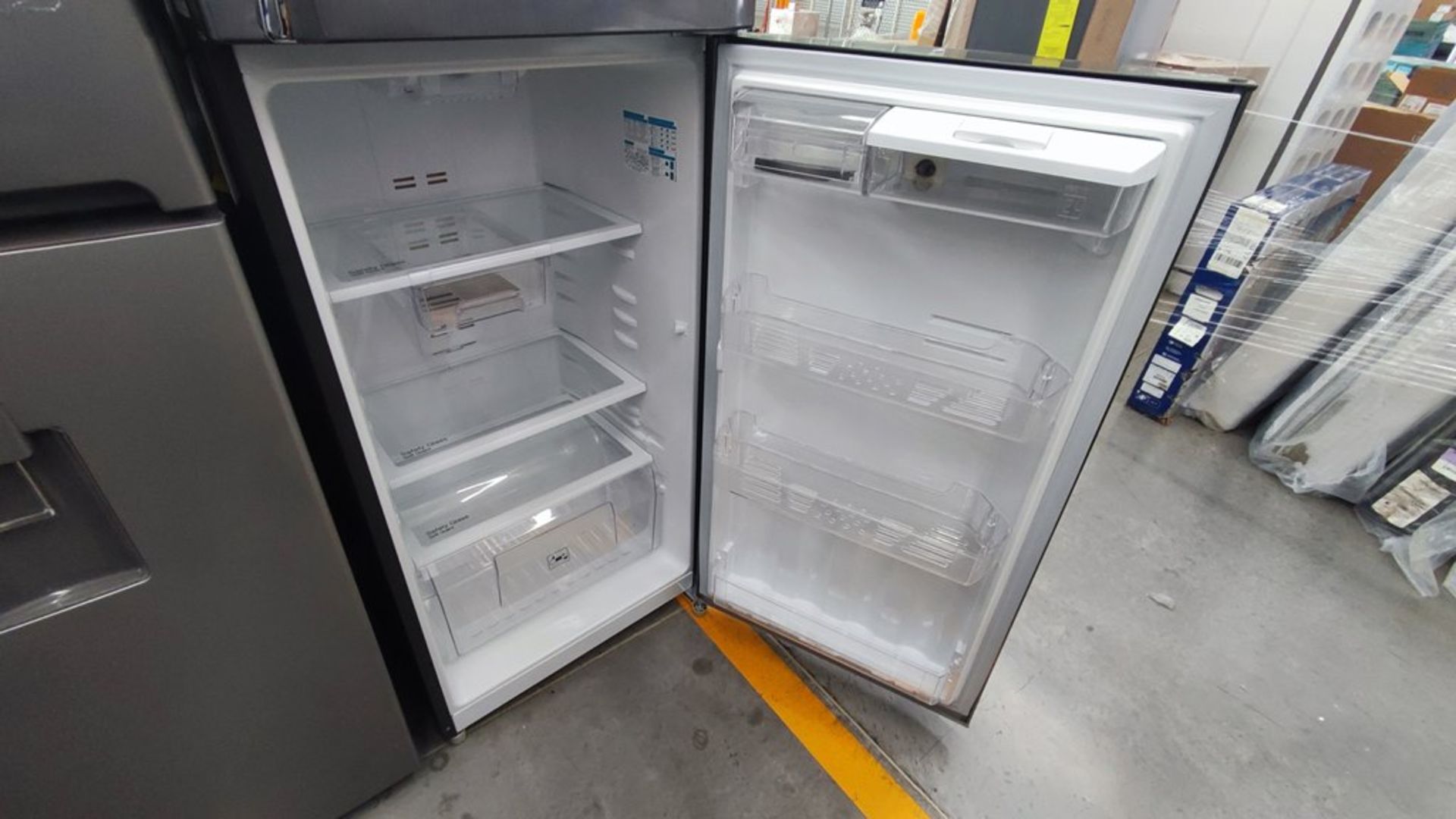 Lote de 2 refrigeradores contiene: 1 Refrigerador Marca Mabe, Modelo RMT400RY, No de serie 2202B401 - Image 10 of 15