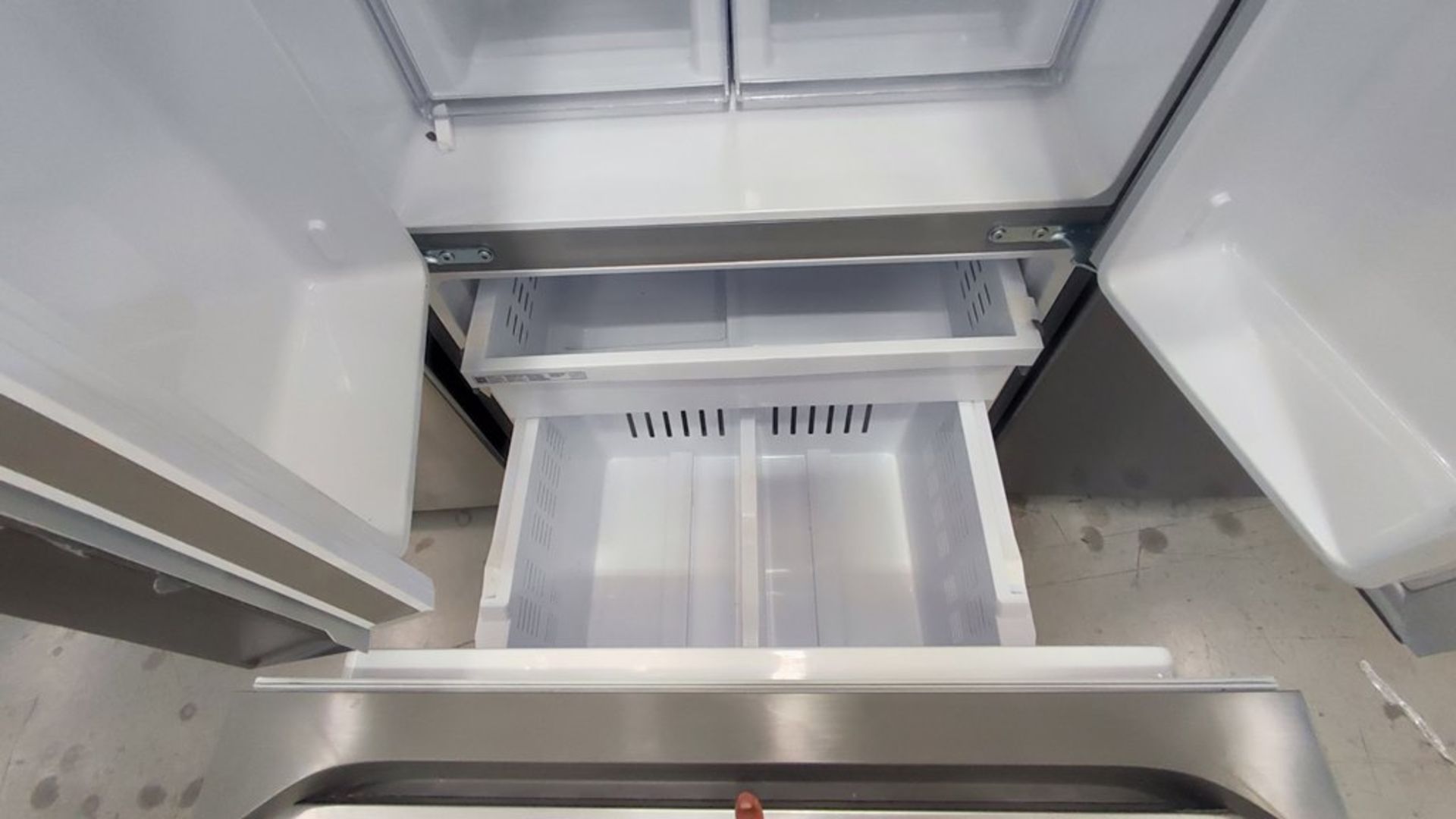 Lote de 2 Refrigeradores contiene: 1 Refrigerador Marca Samsung, Modelo RF22A401059, No de serie 0B - Image 10 of 11