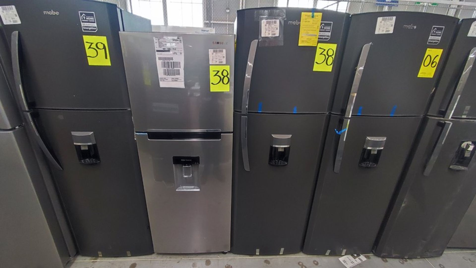 Lote de 2 Refrigeradores contiene: 1 Refrigerador Marca Mabe, Modelo RMA300FJMR, No de serie 2205B7