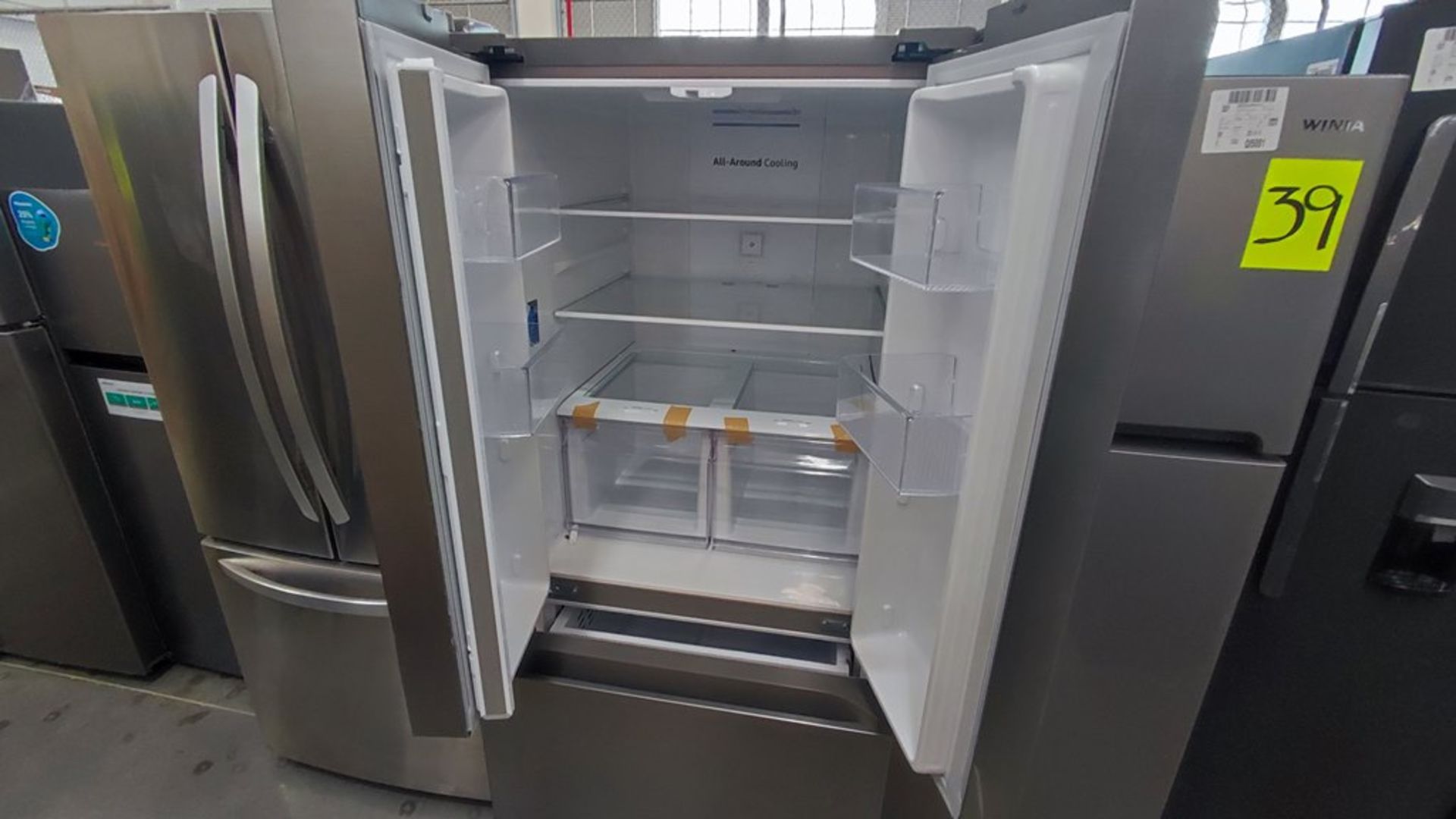 Lote de 2 Refrigeradores contiene: 1 Refrigerador Marca Samsung, Modelo RF22A401059, No de serie 0B - Image 9 of 11