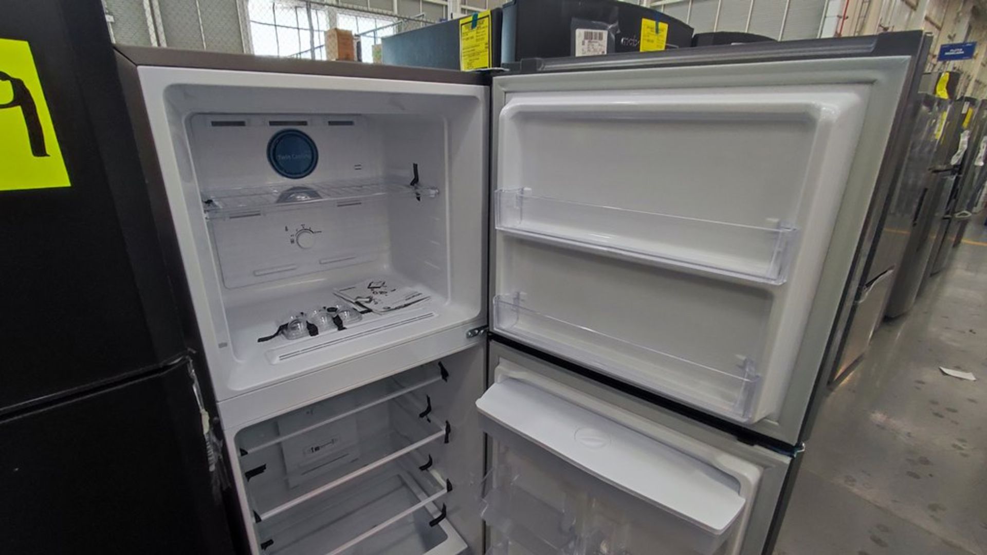 Lote de 2 Refrigeradores contiene: 1 Refrigerador Marca Mabe, Modelo RMA300FJMR, No de serie 2205B7 - Image 4 of 11