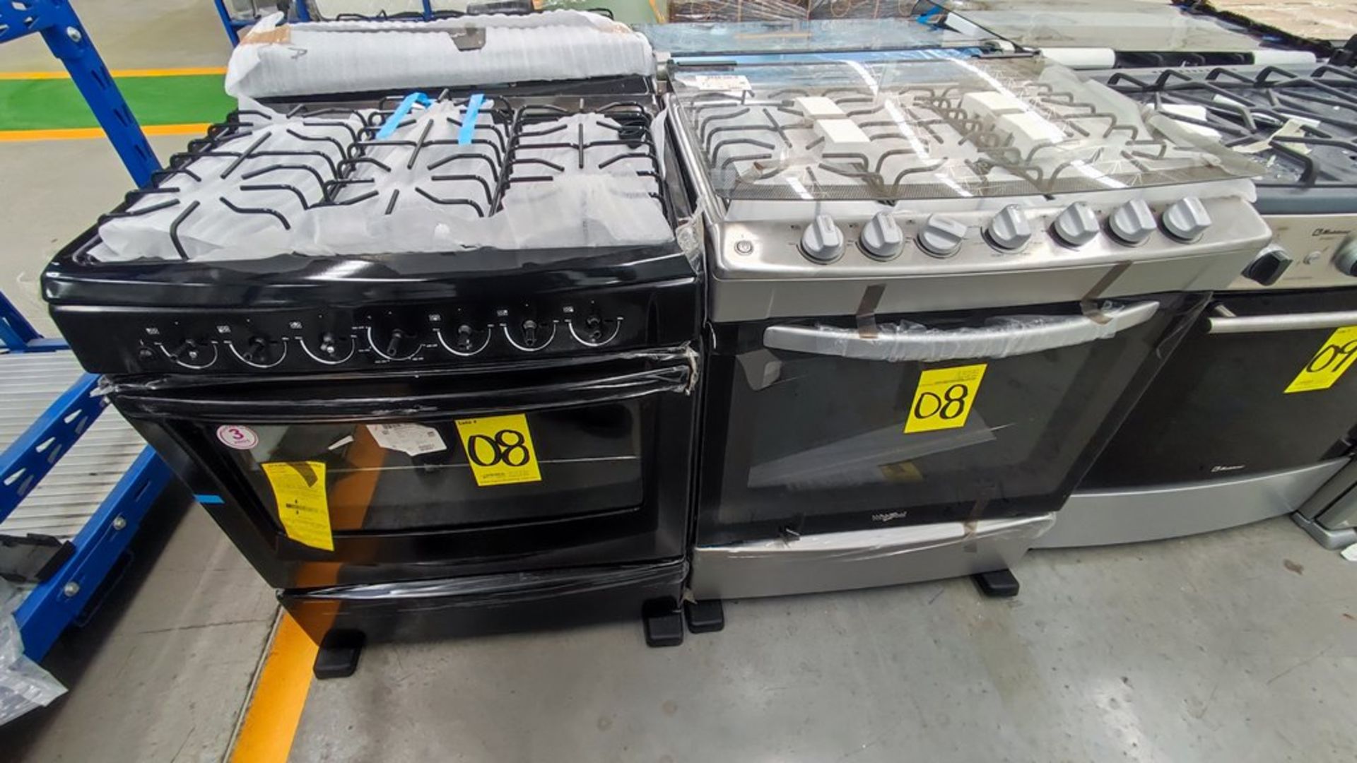 Lote de 2 Estufas contiene: 1 Estufa de 6 Quemadores Marca Whirlpool, Modelo AF5001Z00, No de serie