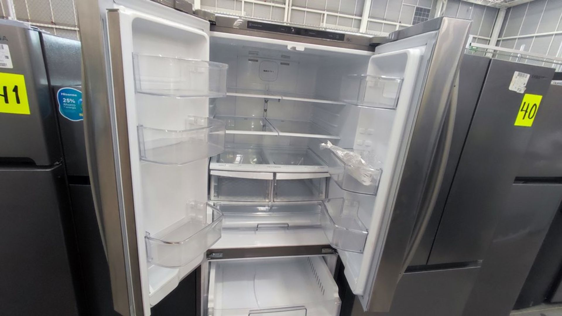 Lote de 2 Refrigeradores contiene: 1 Refrigerador Marca Samsung, Modelo RF22A401059, No de serie 0B - Image 4 of 11