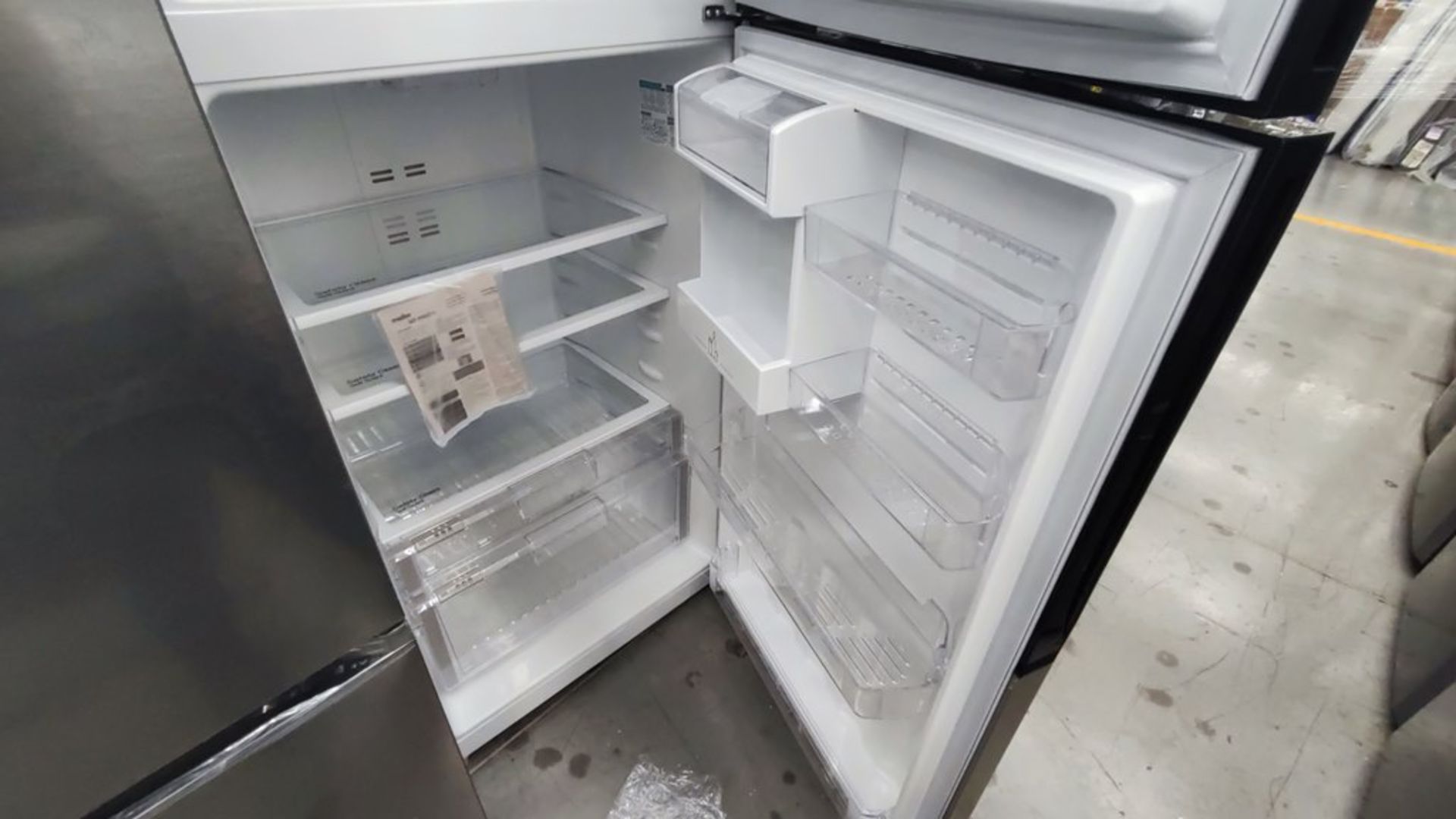 Lote de 2 Refrigeradores contiene: 1 Refrigerador Marca Whirlpool, Modelo WT1818A01, No de Serie VS - Image 14 of 15