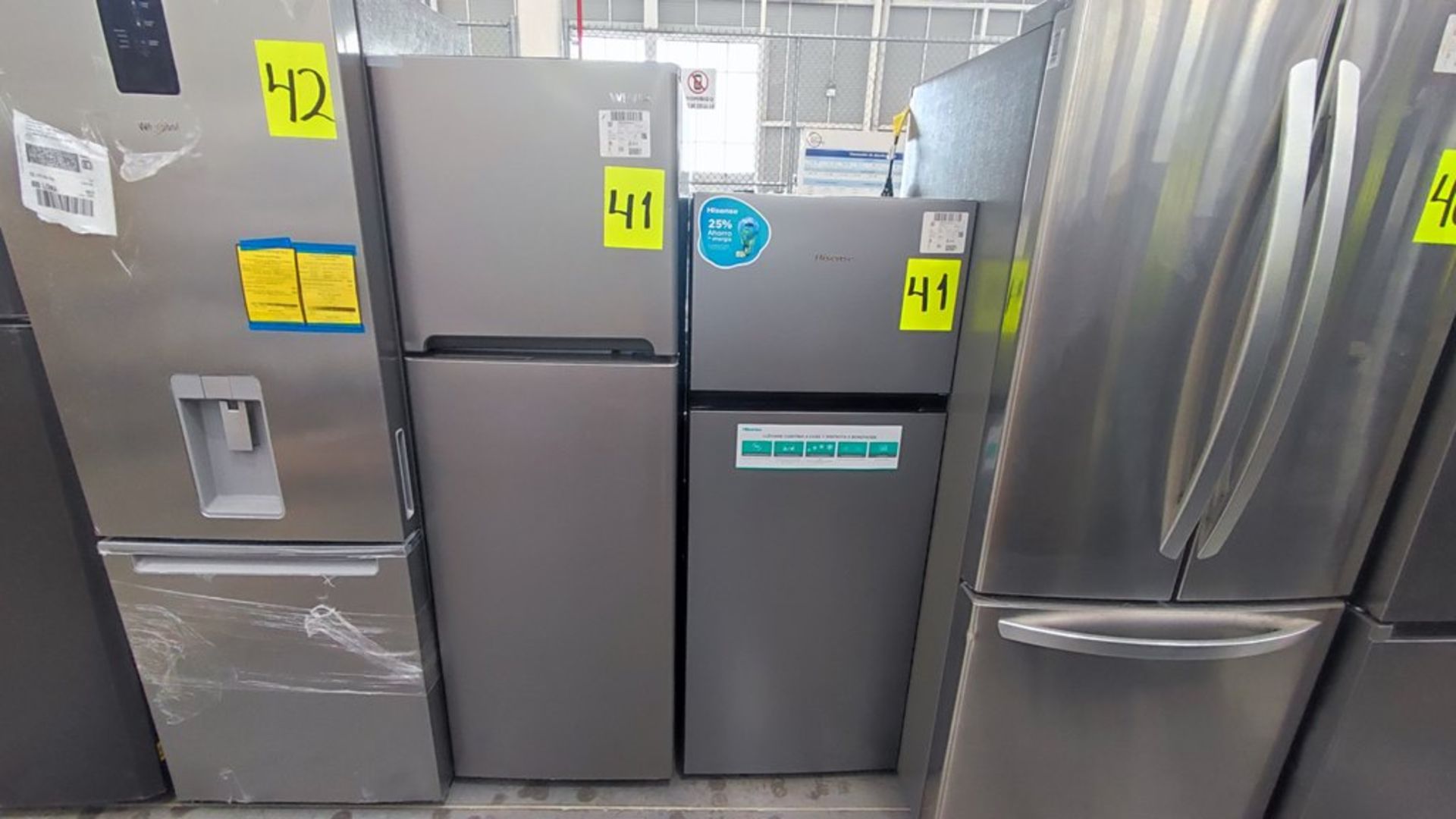 Lote de 2 Refrigeradores contiene: 1 Refrigerador Marca Hisense Modelo BCYNY, No de serie 1B0205Z00 - Image 6 of 11