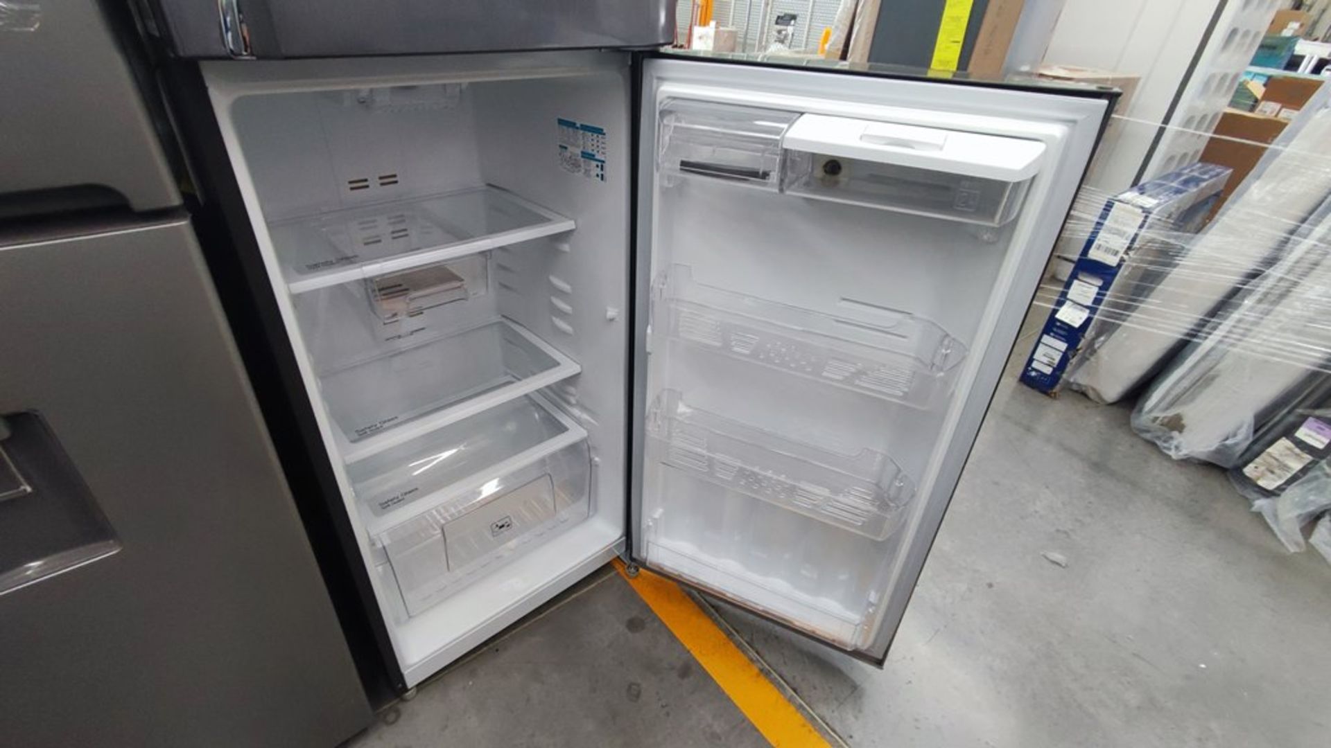 Lote de 2 refrigeradores contiene: 1 Refrigerador Marca Mabe, Modelo RMT400RY, No de serie 2202B401 - Image 9 of 15