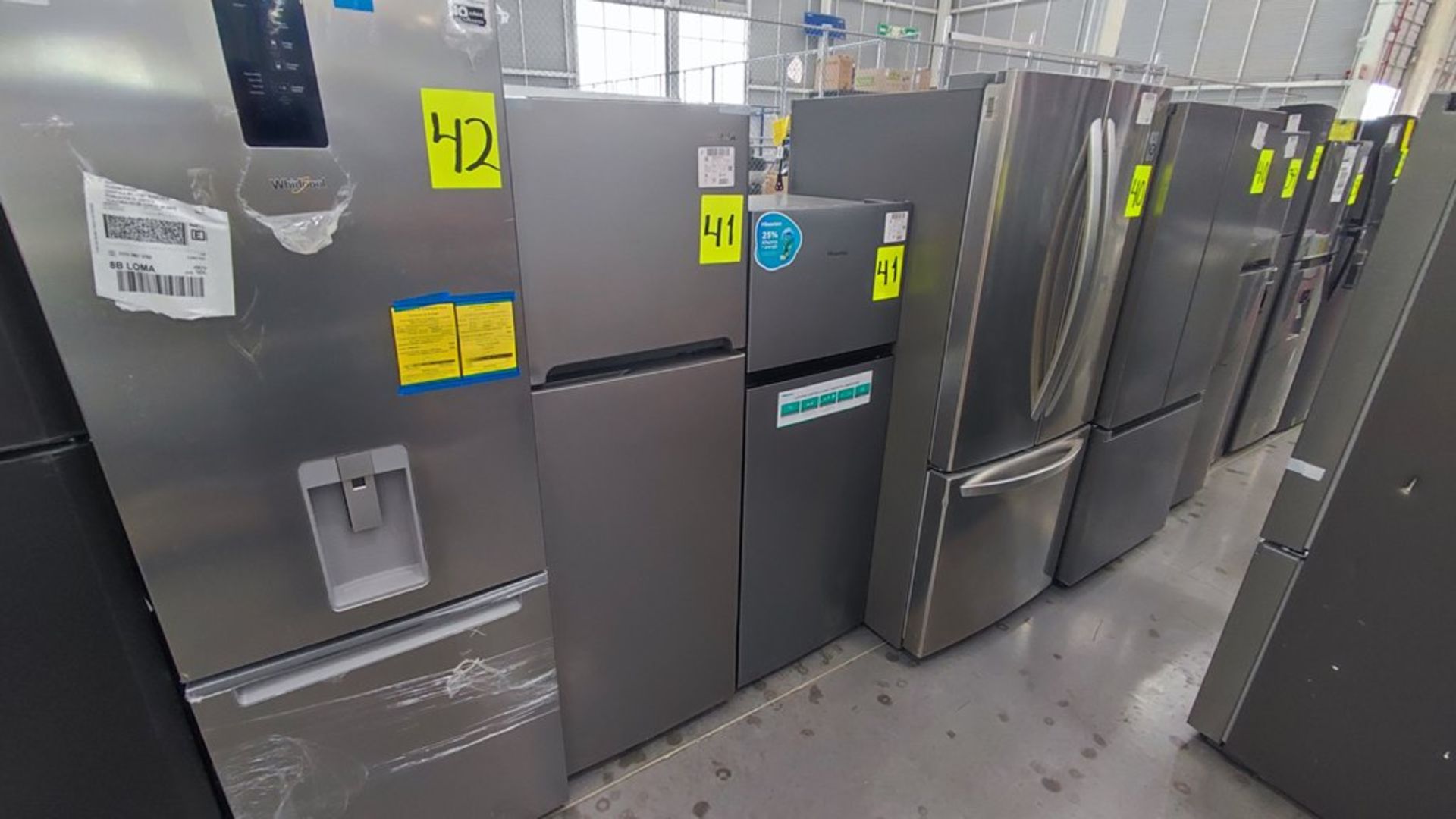 Lote de 2 Refrigeradores contiene: 1 Refrigerador Marca Hisense Modelo BCYNY, No de serie 1B0205Z00 - Image 3 of 11