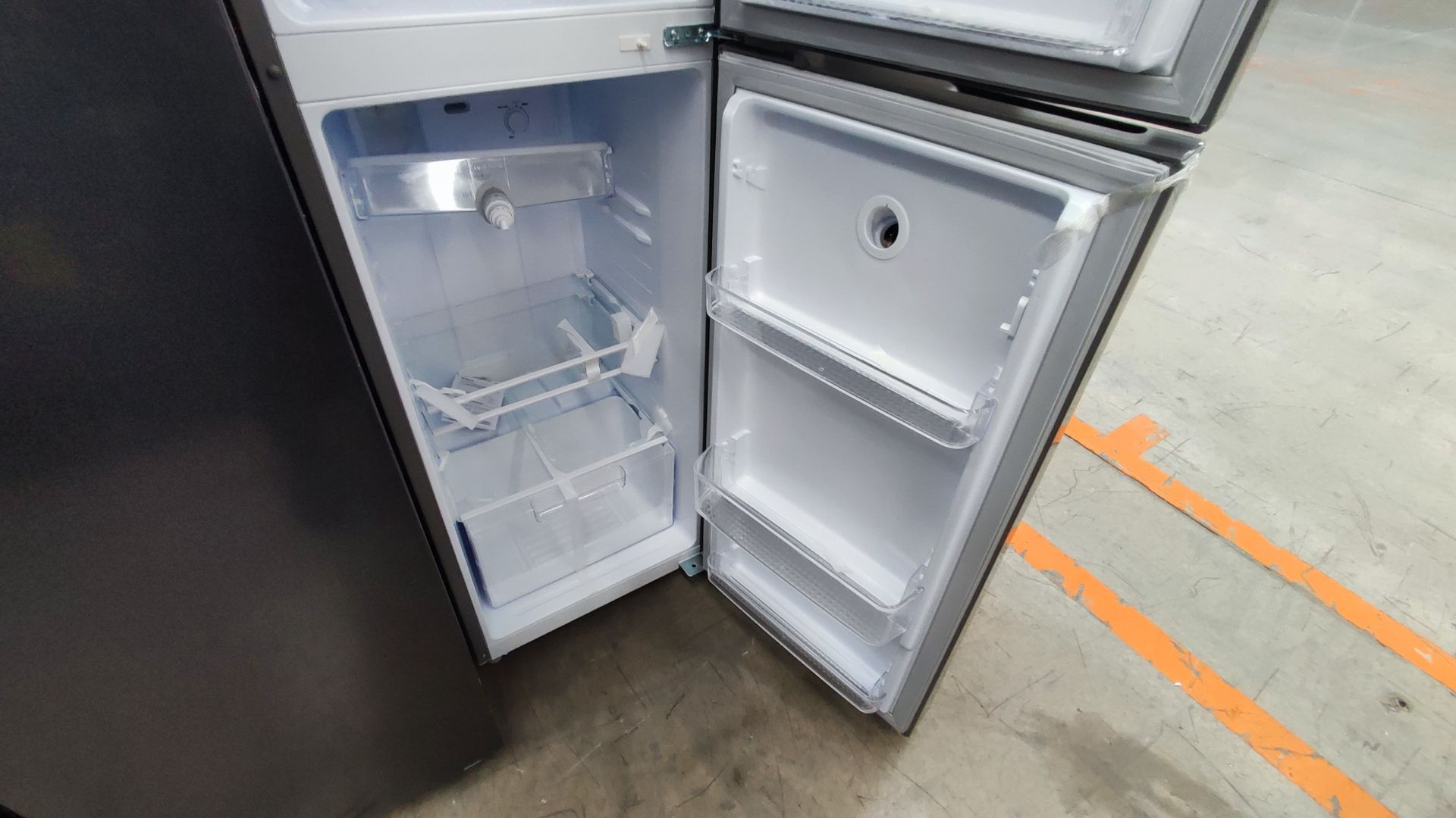 1 Refrigerador Marca Winia, Modelo DFR25210GMDX, Serie MR225N07610604, Color Gris Detalles Estético - Image 5 of 11