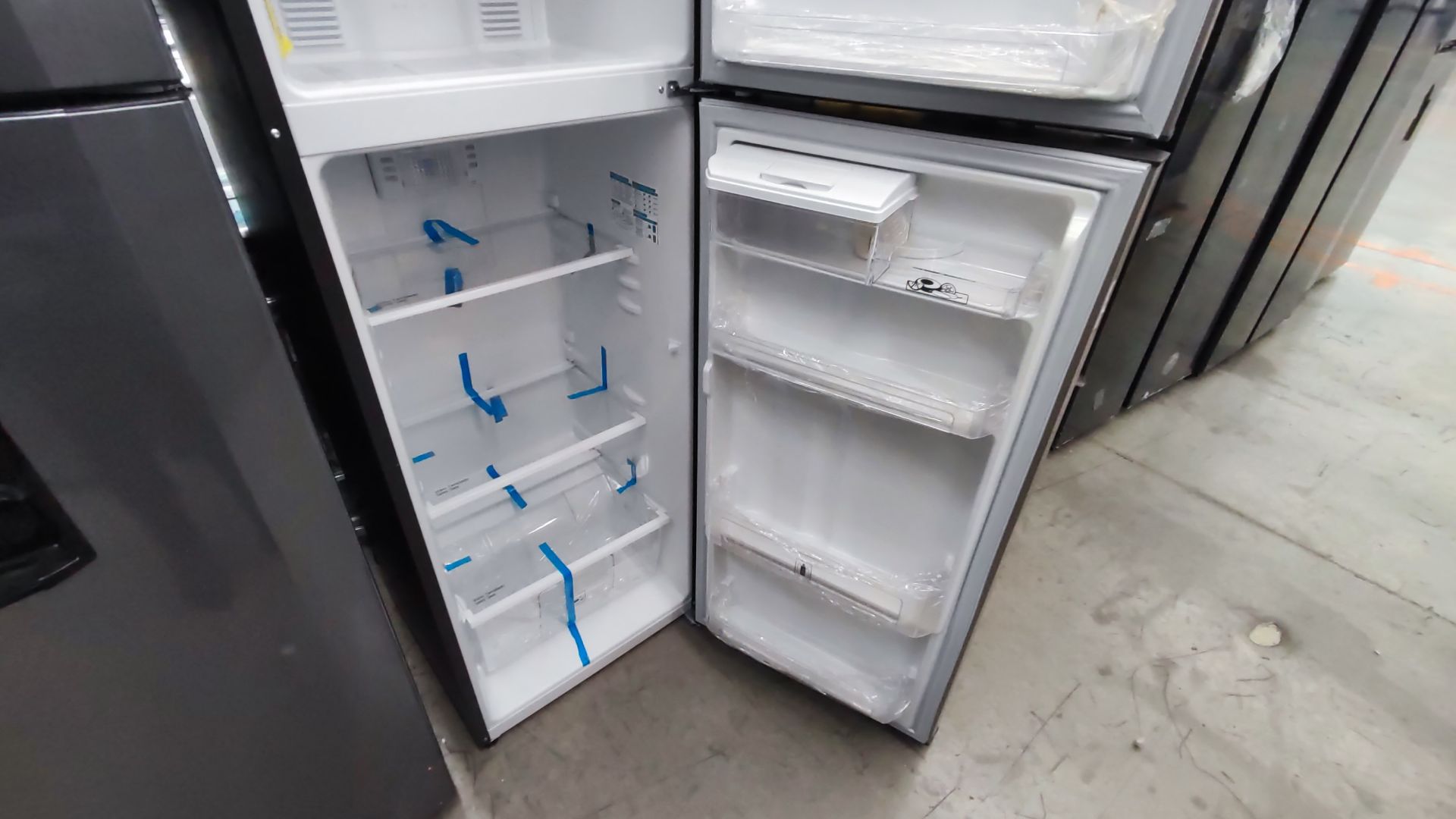 1 Refrigerador Marca Mabe, Modelo RMA300FJRM, Serie 2111B7011524, Color Gris Detalles Estéticos. Fa - Image 10 of 12