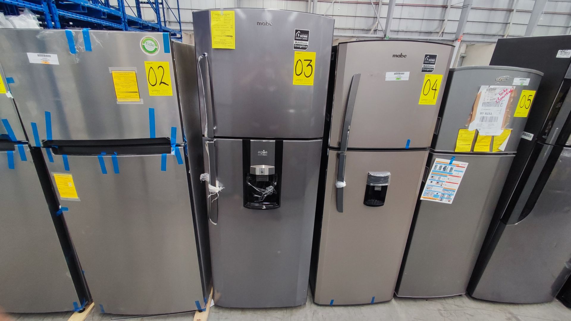1 Refrigerador Marca Mabe, Modelo RMT400RY, Serie 2111B418085, Color Gris Detalles Estéticos. Favor